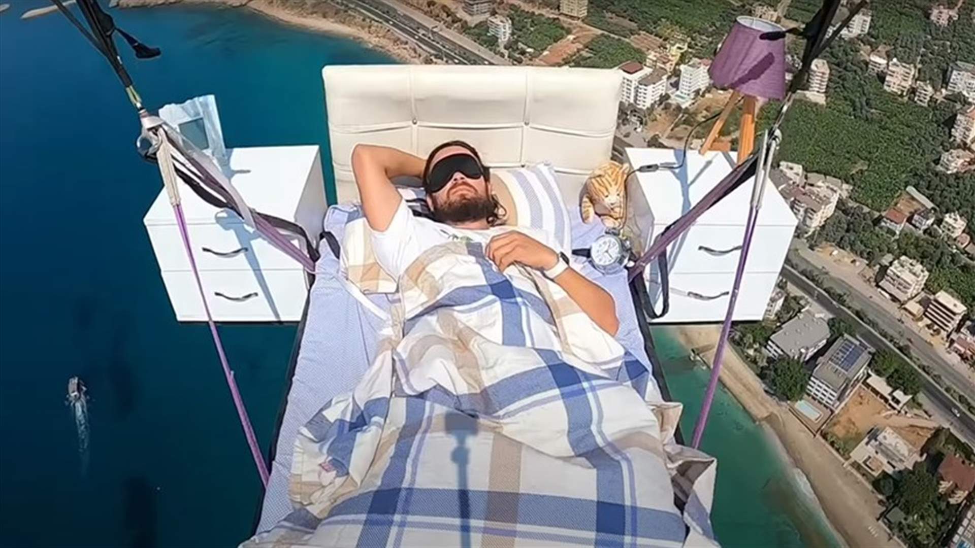 مظلّي تركي يطير بسريره ويأخذ قيلولة في السماء على ارتفاع 800 متر(فيديو)
