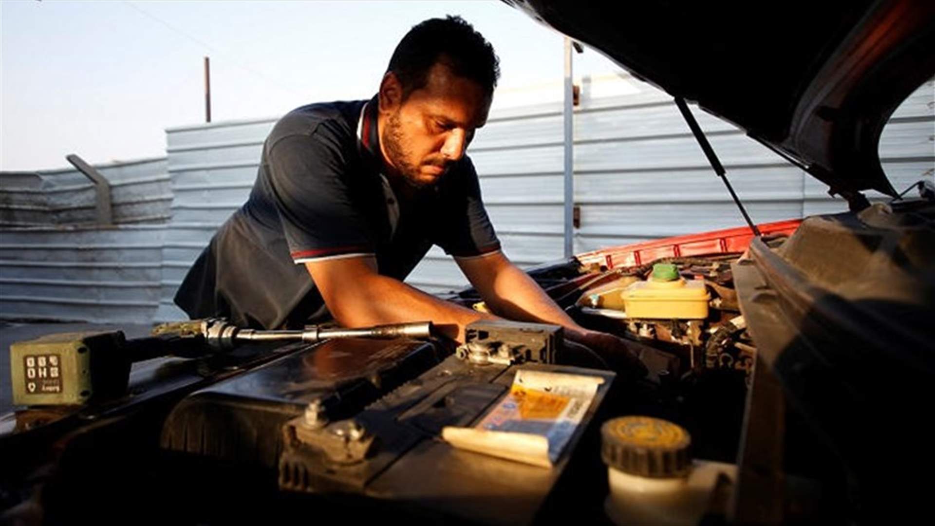 كفيف عراقي يبهر العالم بمهاراته الميكانيكية... يصلح السيارات معتمداً على اللمس والسمع