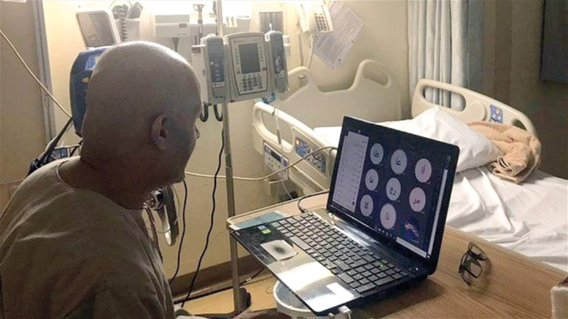 من سرير المستشفى... معلم سعودي يحارب السرطان ويُعطي الدروس لطلابه
