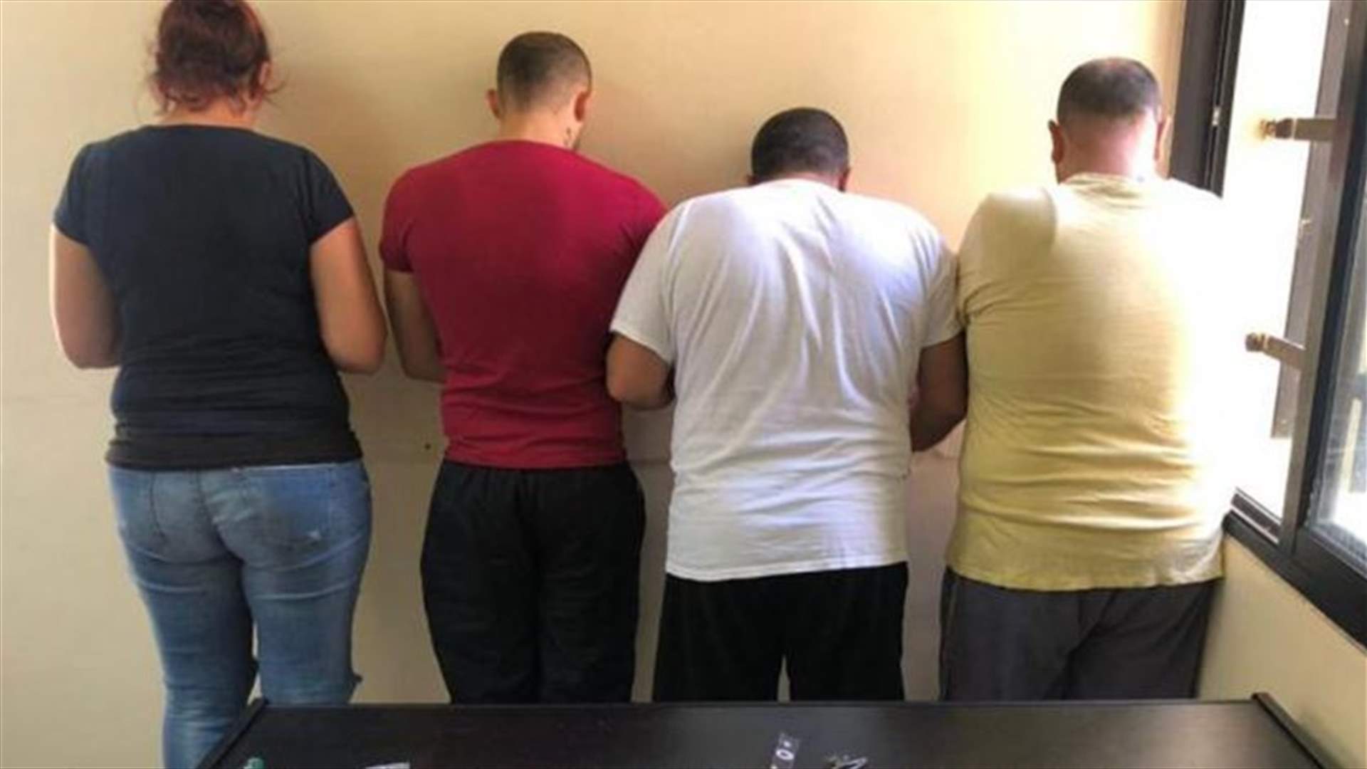 يقوم بتجنيد أشخاص لتشكيل شبكات ترويج مخدرات...