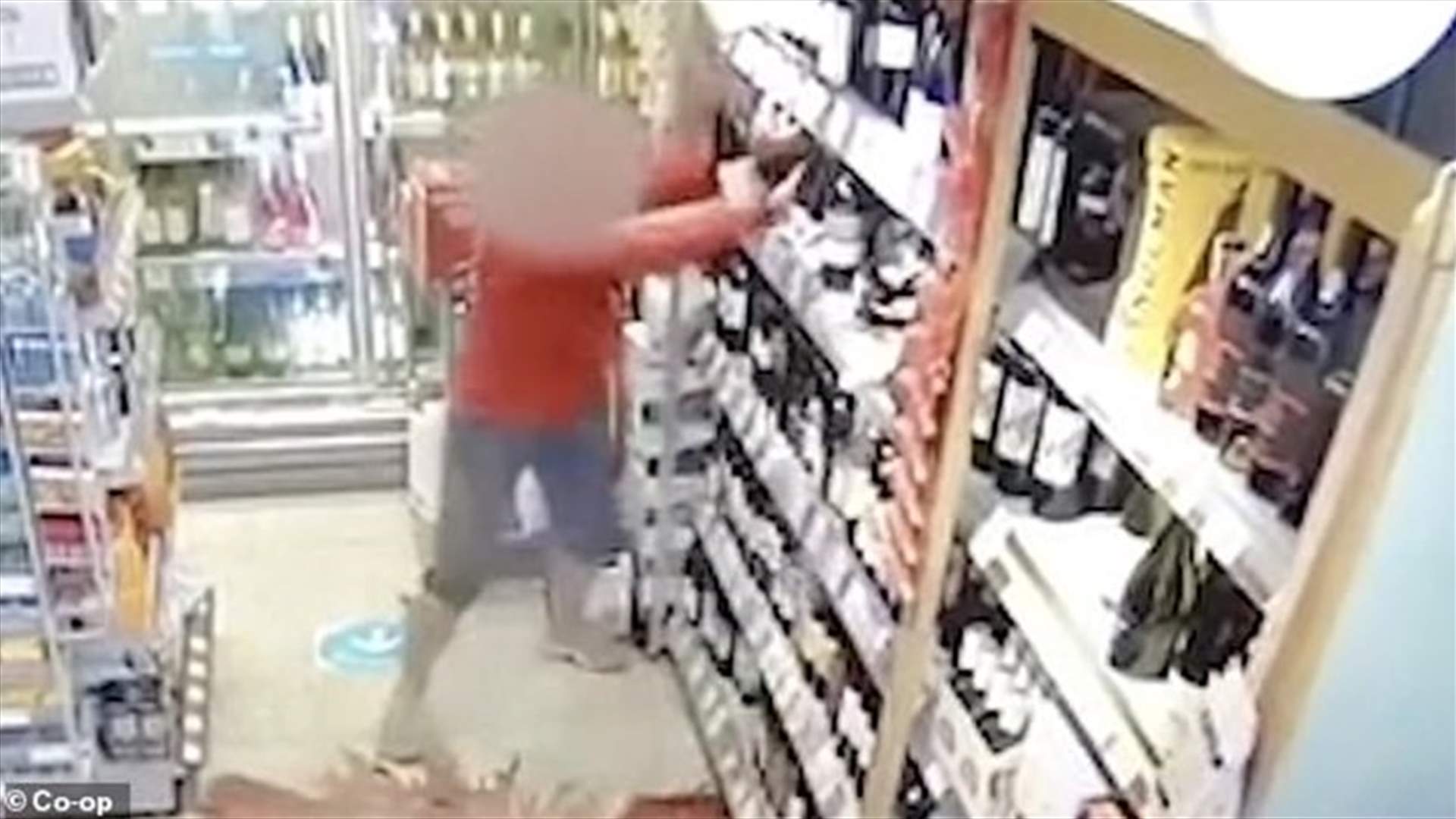 بعدما طلب منها مراعاة قواعد التباعد الاجتماعي... متسوّقة تحطم زجاجات النبيذ في متجر ! (فيديو)