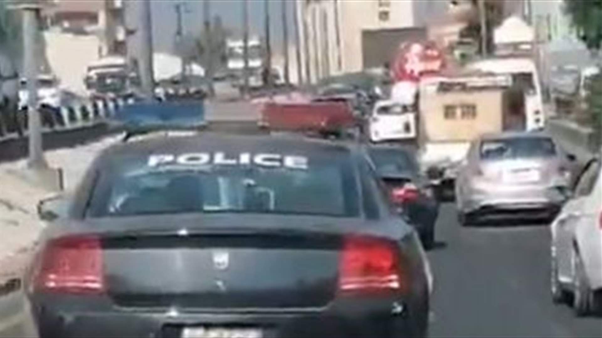 بعد تداول فيديو يُظهر أحد عناصر قوى الامن يخالف قانون السير... المديرية توضح