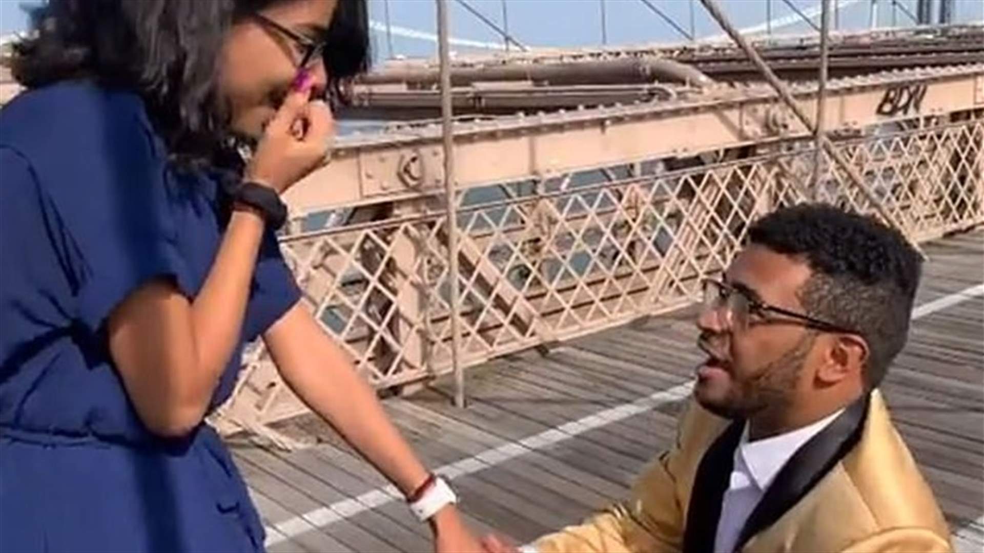 عرض زواج ينتهي بـ"حادث سير"... اصطدم شاب على دراجة هوائية بالمصور! (فيديو)