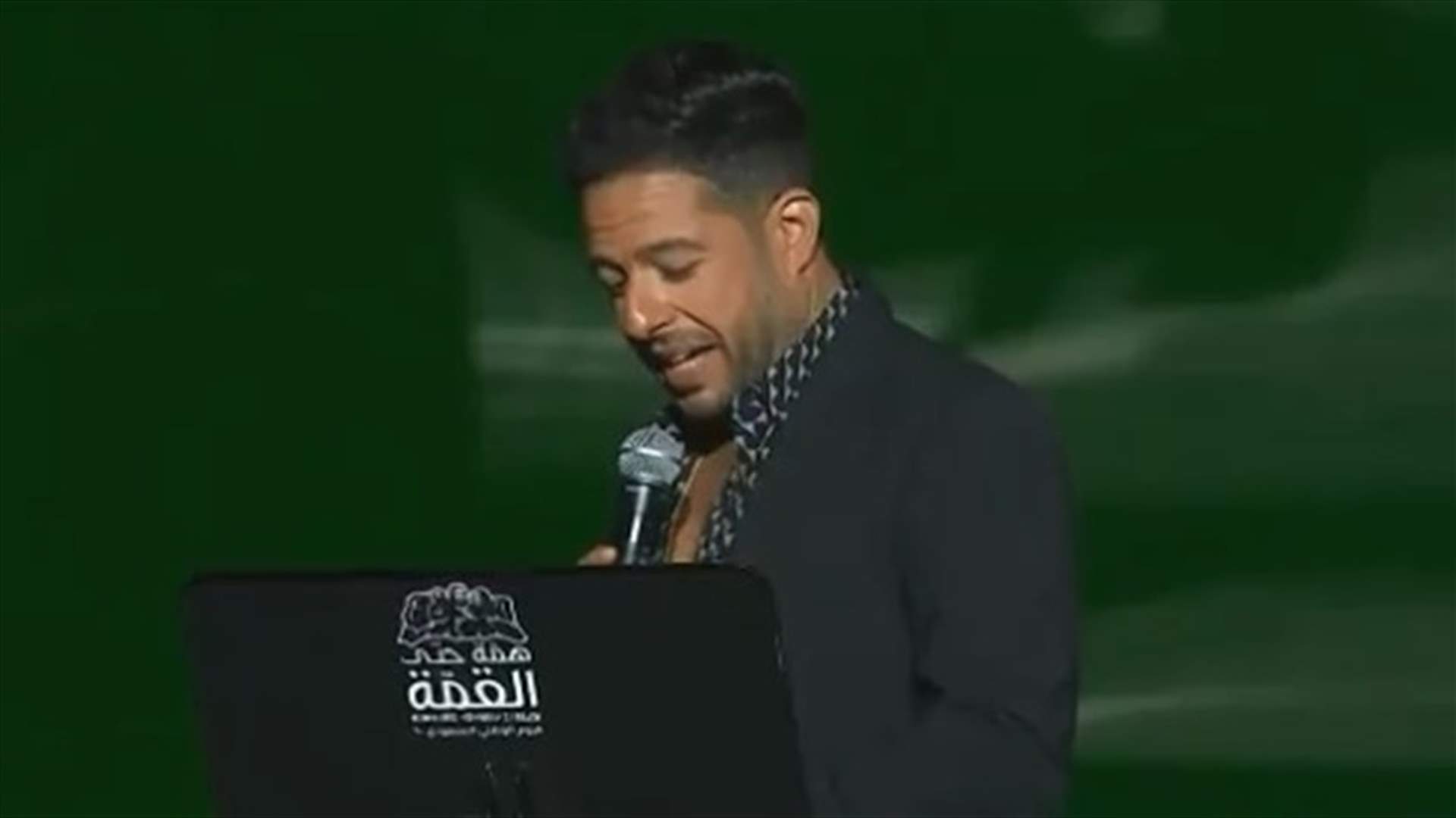 محمد حماقي في موقفٍ محرج على المسرح: "منها لله كورونا" (فيديو)