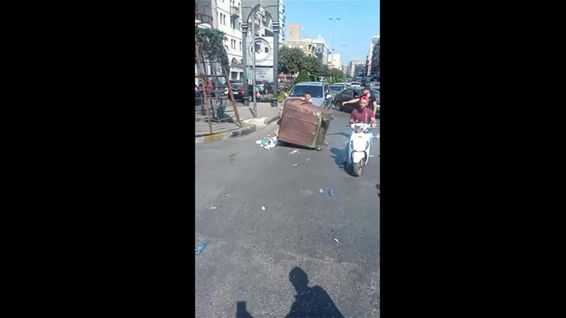 قطع الطريق عند ساحة النور في طرابلس (فيديو)