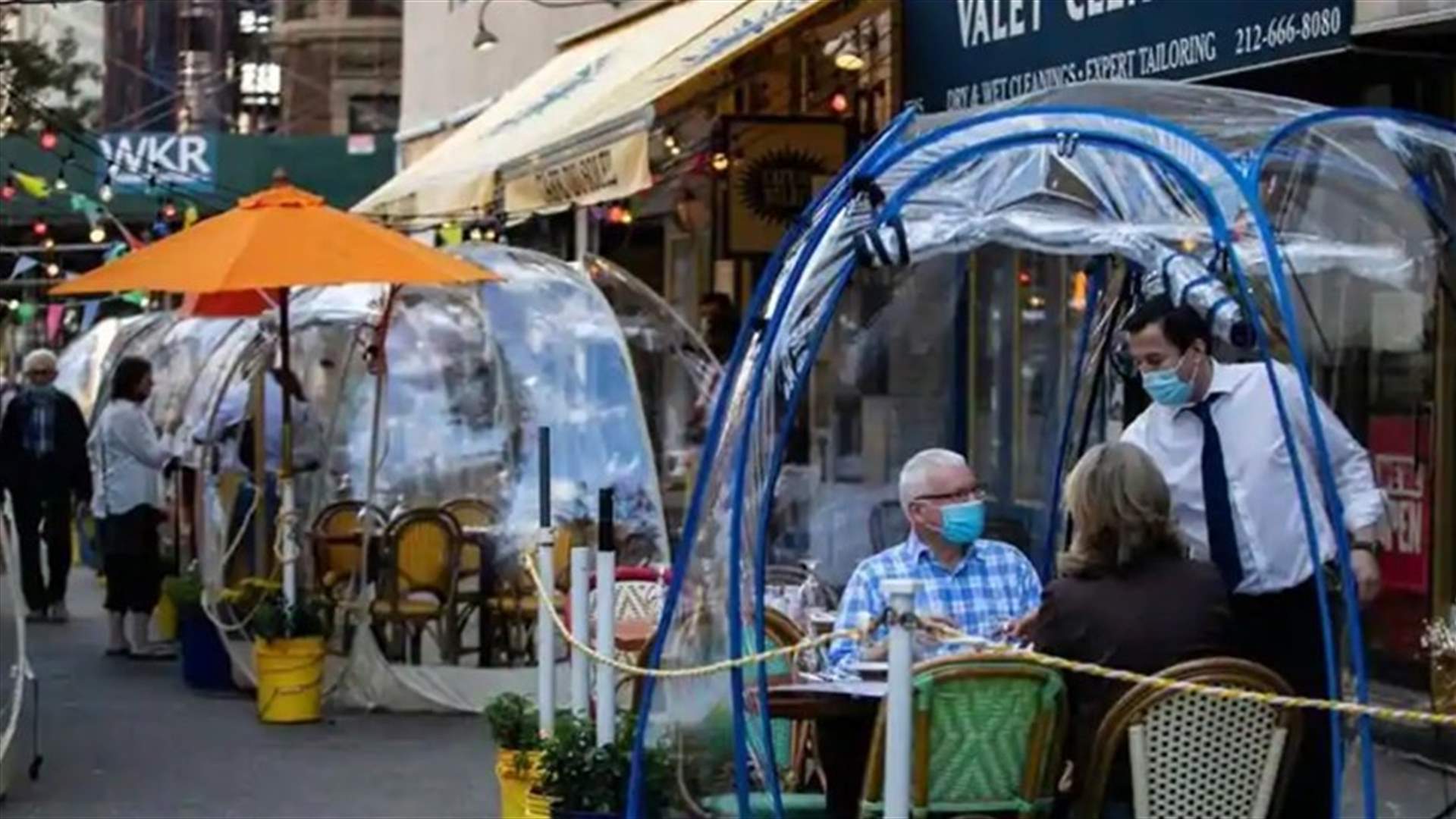 فقاعات هوائية بمطعم في نيويورك...للحفاظ على التباعد الإجتماعي بين الزبائن (صور)