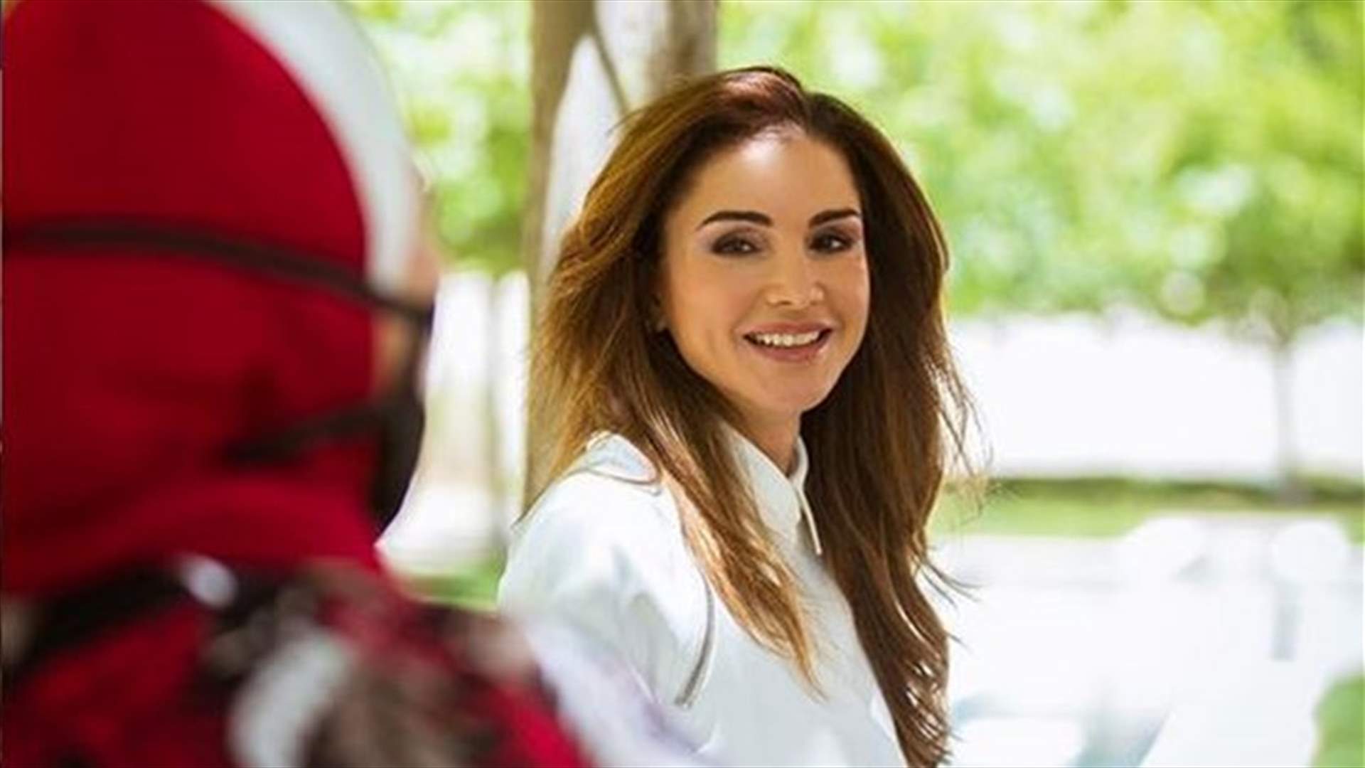الملكة رانيا تُعايد ابنتيها بصورة مميزة... " سعادة الدنيا كلها وأنتو حواليي"