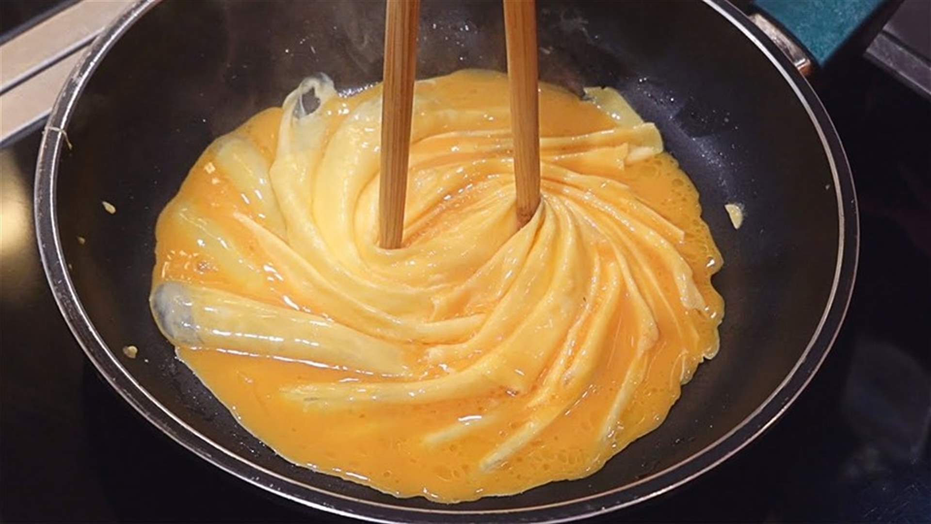 طريقة غريبة لتحضير البيض تجتاح الإنتنرت... اليكم الـEgg tornado (فيديو)