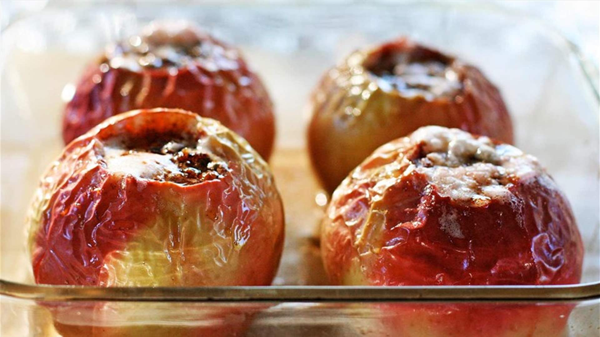 التفاح المخبوز مع القرفة والزبدة... وصفة مميّزة وسهلة