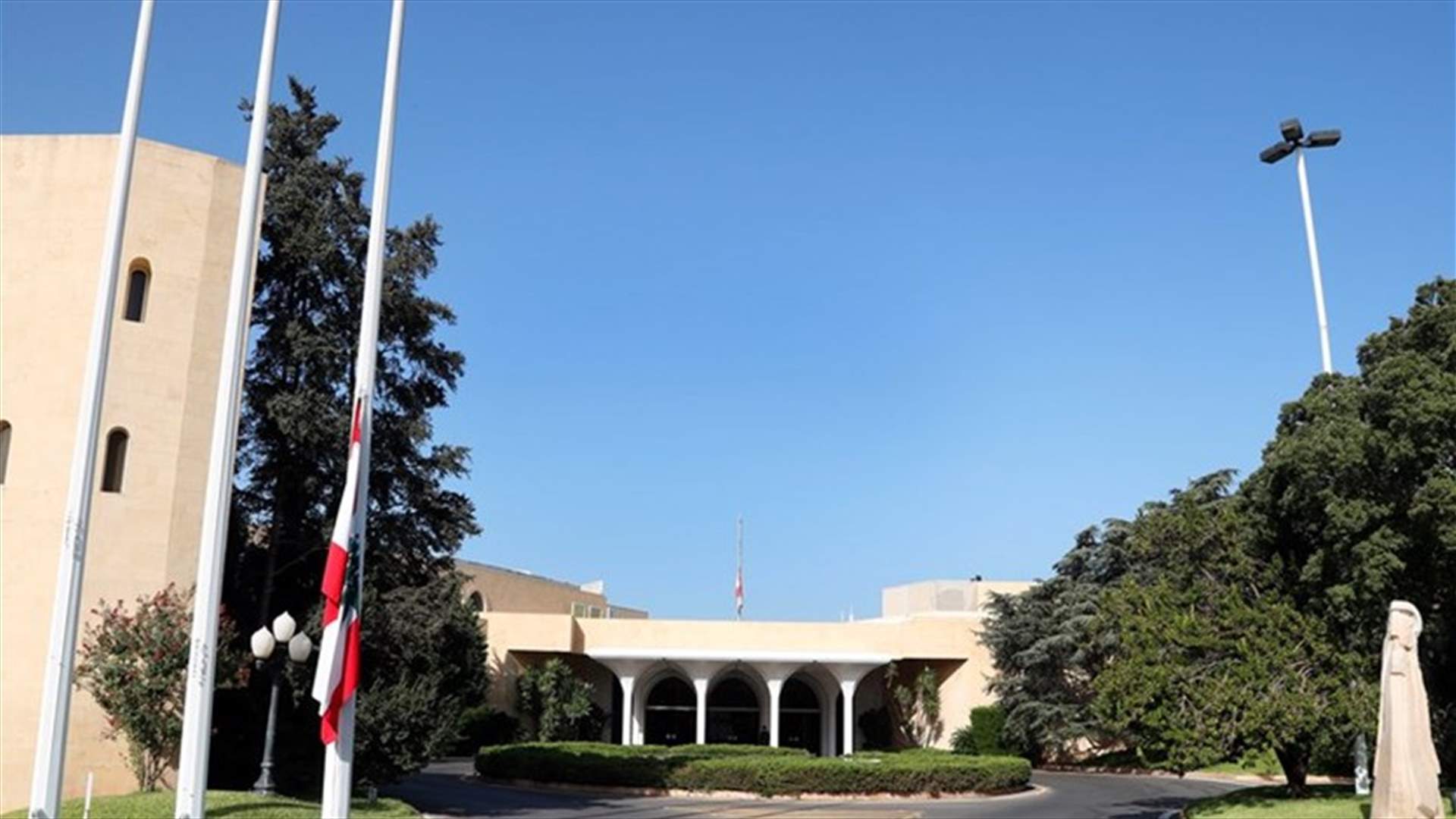 تنكيس العلم على سارية القصر الجمهوري حدادا على أمير الكويت