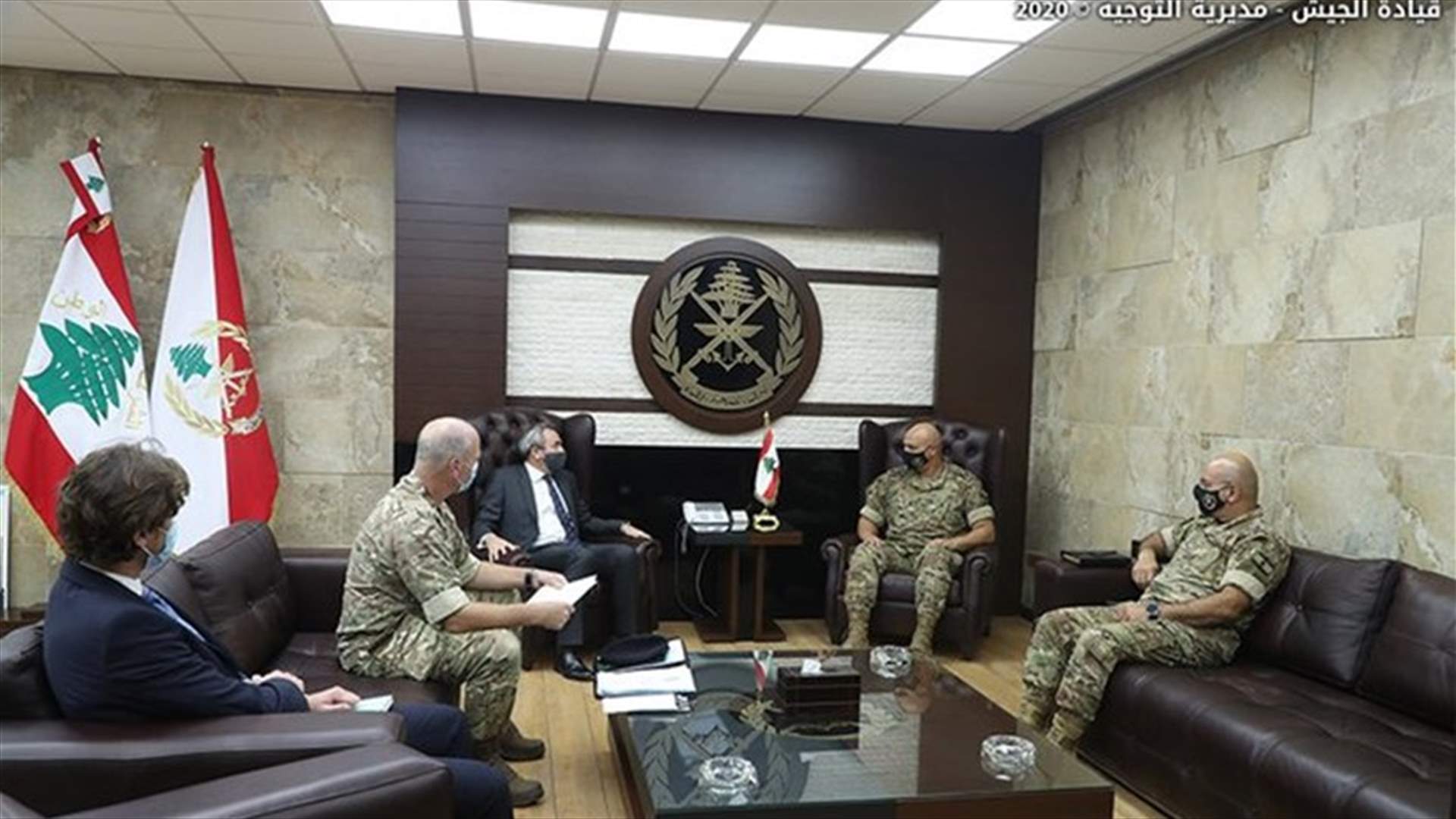 قائد الجيش عرض والسفير البريطاني علاقات التعاون بين الجيشين