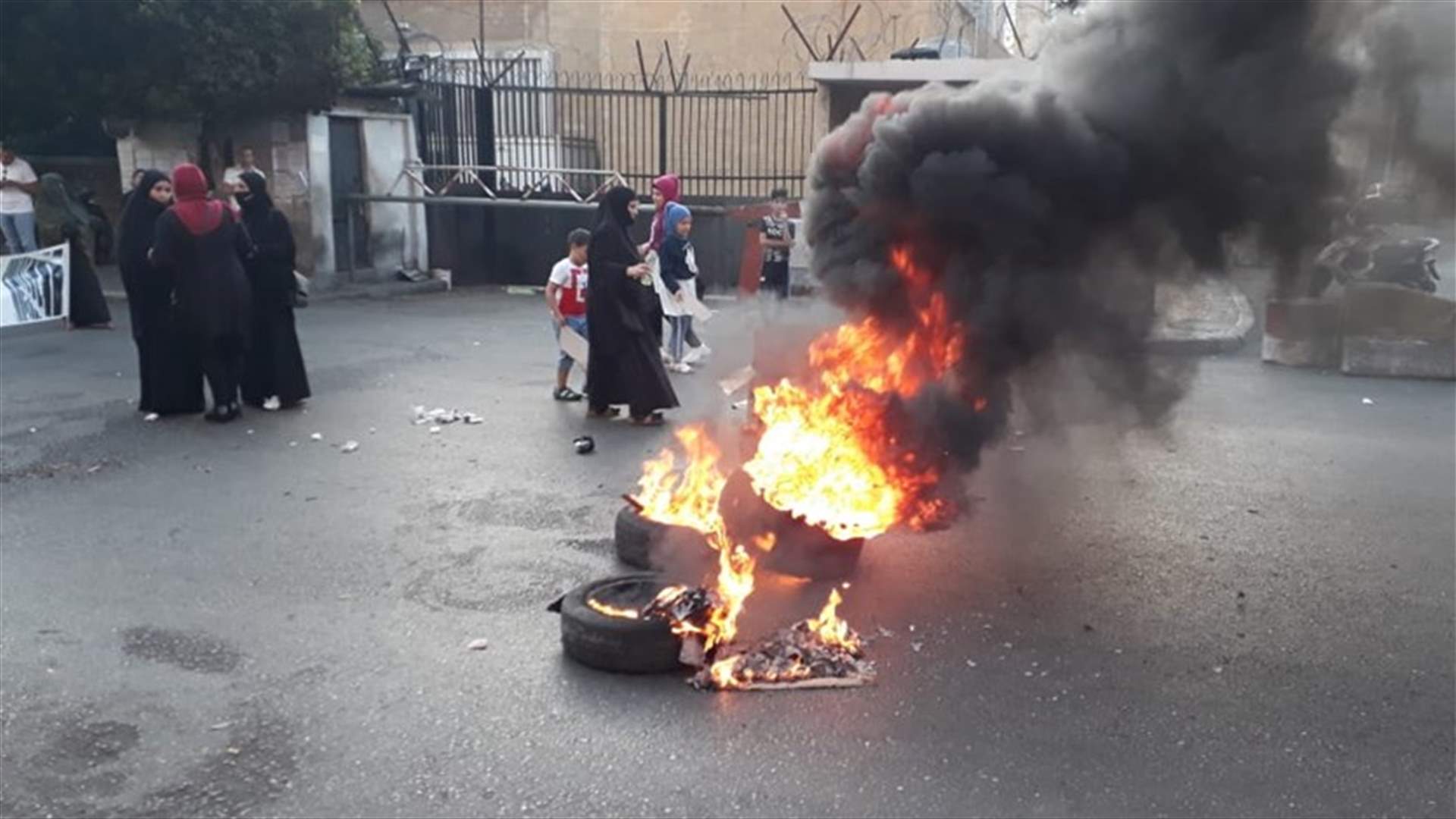 أهالي الموقوفين الاسلاميين في سجن رومية قطعوا الطريق امام سرايا طرابلس