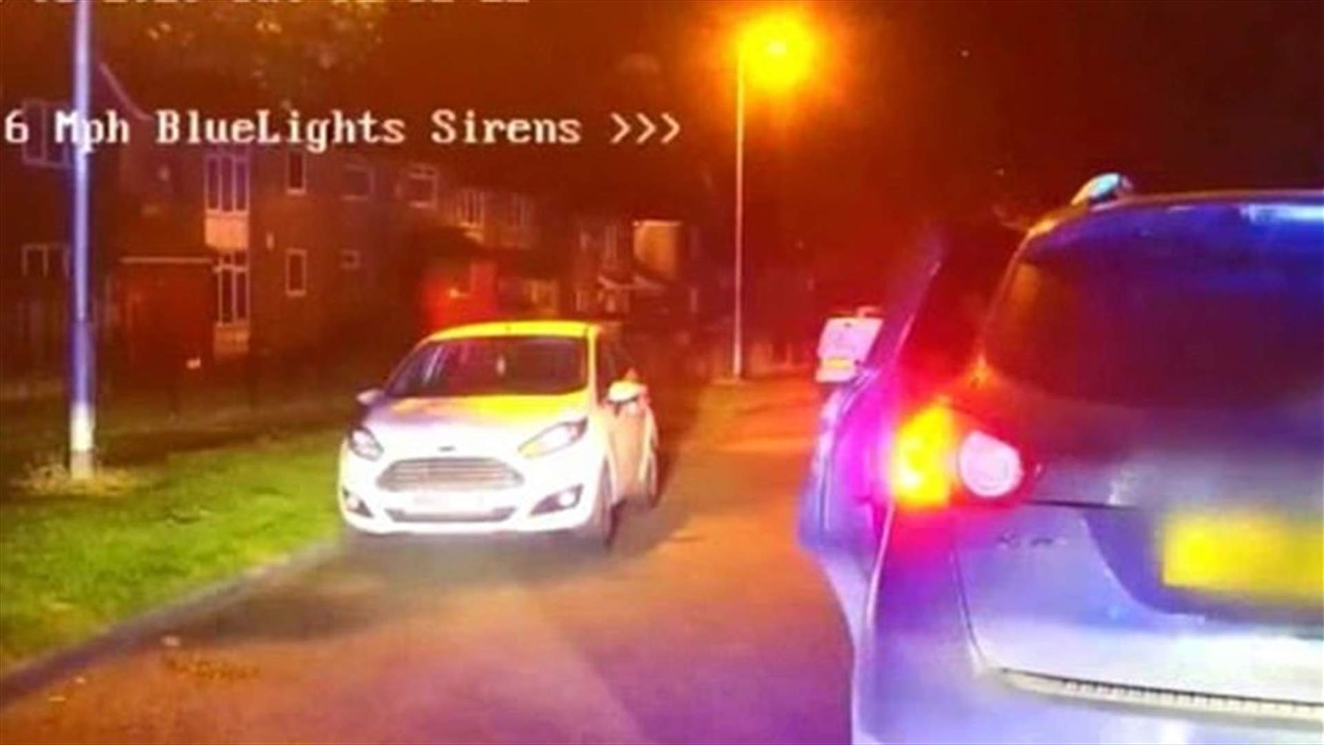 فيديو يوثّق لحظة رمي طفل من سيارة مسروقة أثناء مطاردتها من الشرطة!