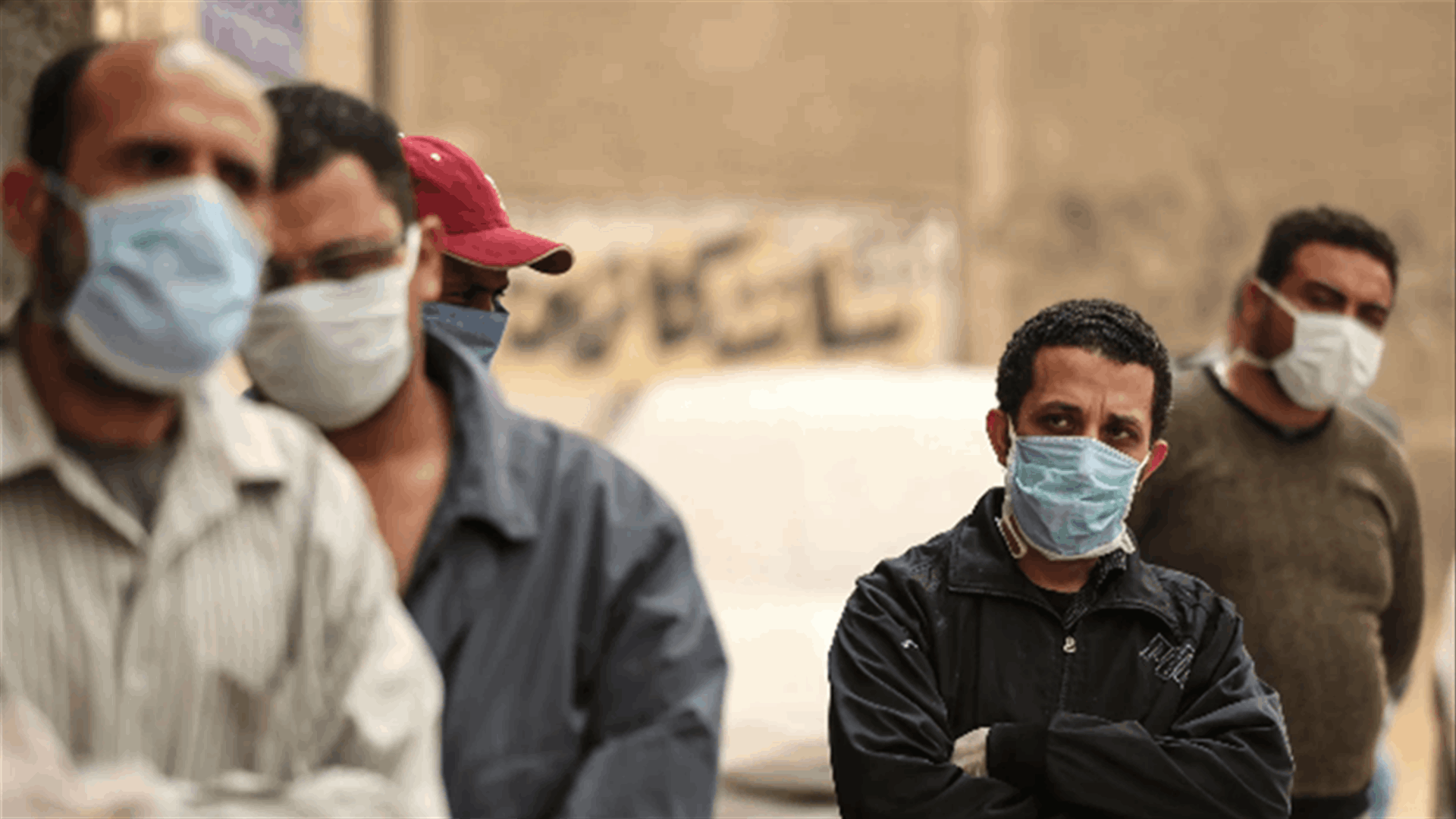 كمامات فوتوشوب على وجه مسؤول كبير تثير موجة سخرية كبيرة في مصر(صورة)