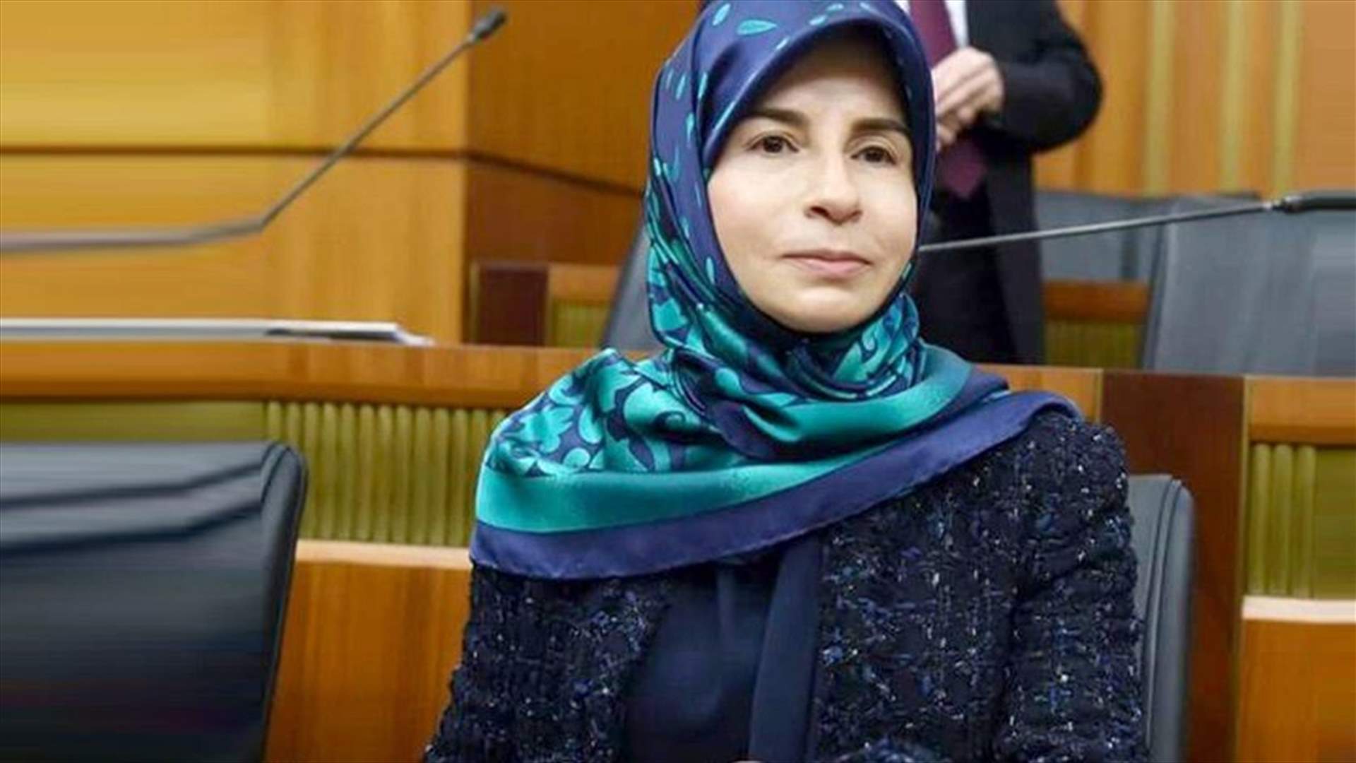 ماكرون يمنح عناية عز الدين وسام جوقة الشرف...