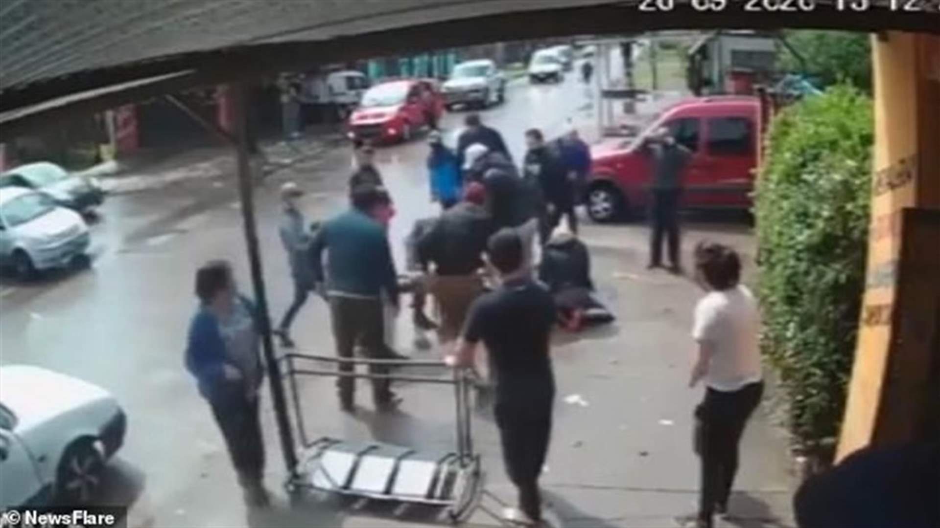 فيديو مرعب يظهر تعرّض طفلة لهجوم شرس من كلب في الشارع!