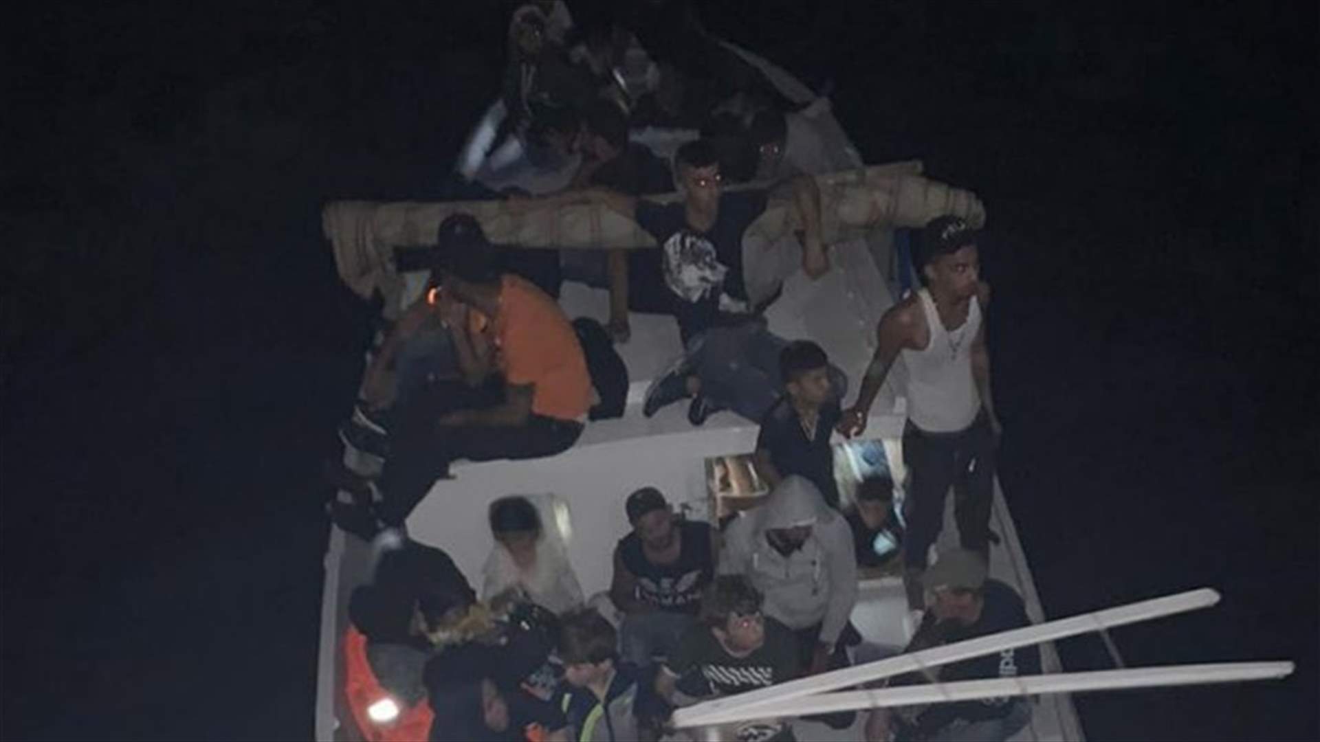 الجيش: إحباط عملية تهريب 37 شخصاً عبر البحر