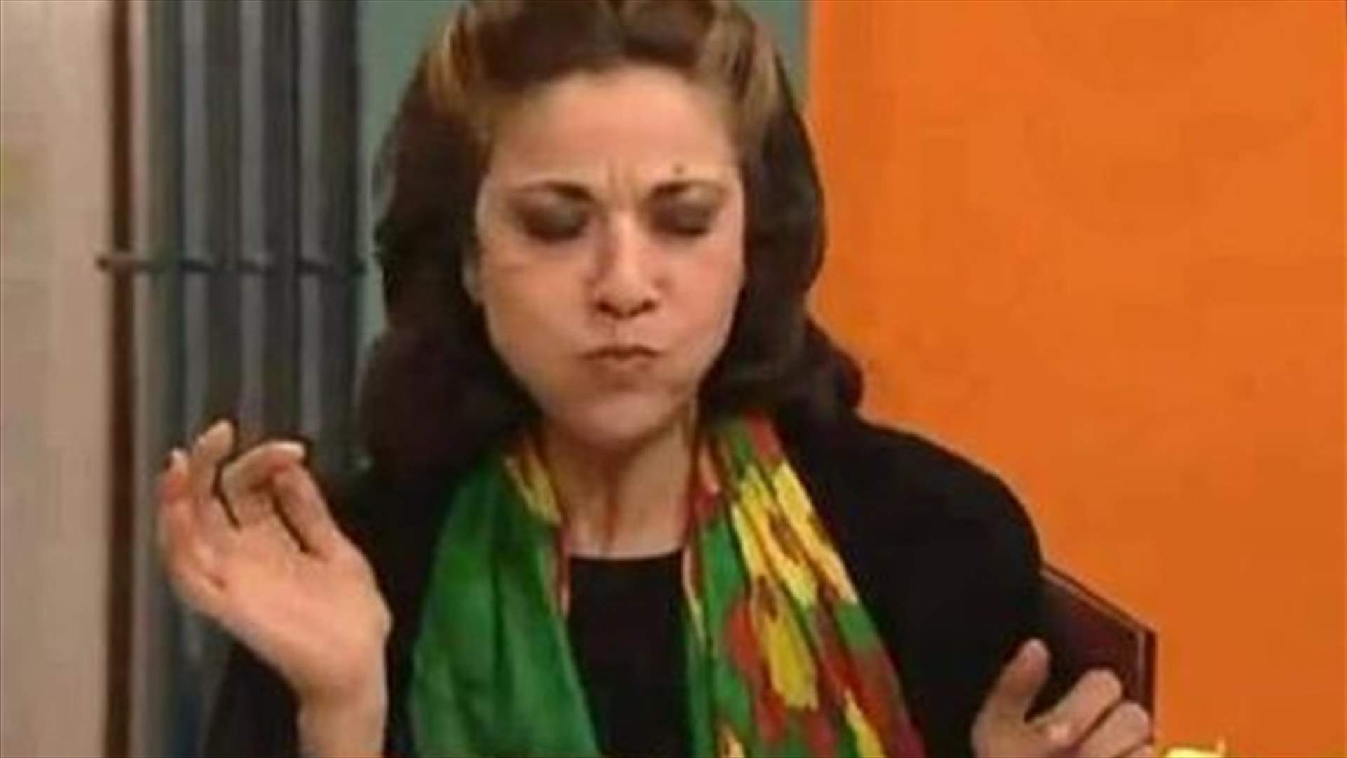 سامية الجزائري &quot;ام محمود&quot; كما لم تروها سابقاً.. تقشير بطاطا وشواء لحم و&quot;جلسة أرغيلة&quot; (صور)