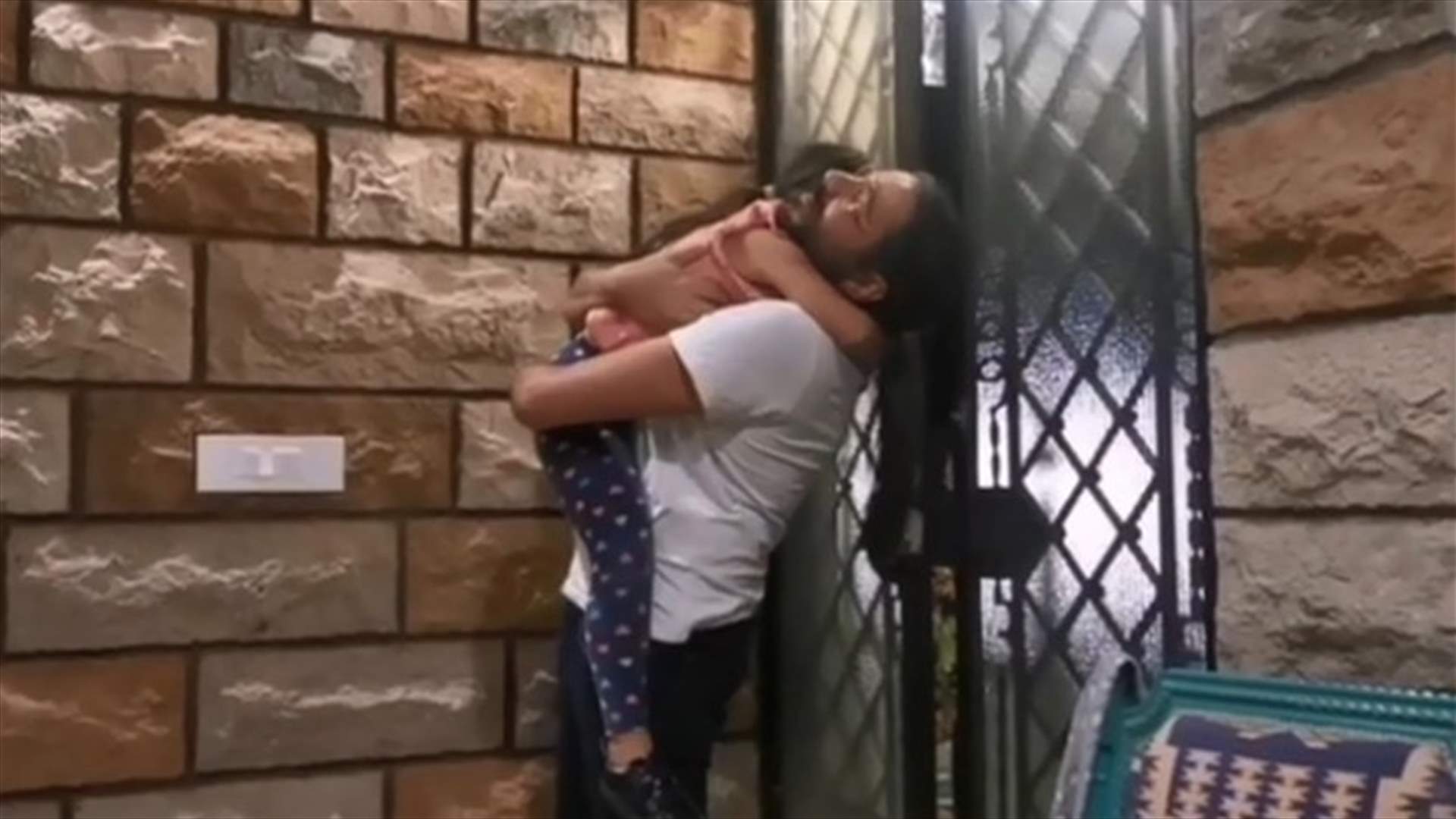 جاد بو كرم يلتقي ابنته بعد 19 يوماً من الحجر في فيديو مؤثر