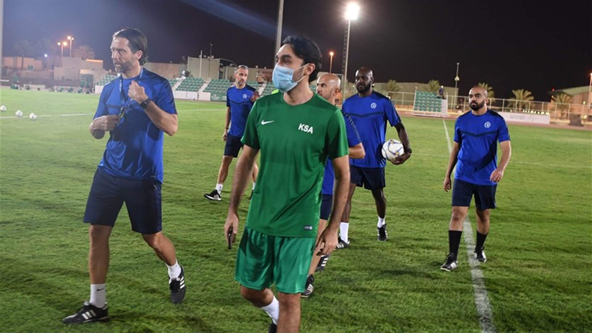 وزير الرياضة عبد العزيز بن تركي الفيصل يشارك في معسكر برنامج الابتعاث السعودي لتطوير مواهب كرة القدم (صور)