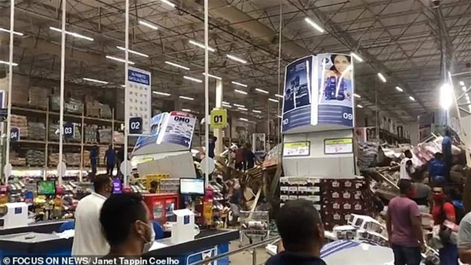 رفوف شاهقة داخل سوبرماركت تسقط كقطع الدومينو... وفيديو يوثّق المشهد المرعب!