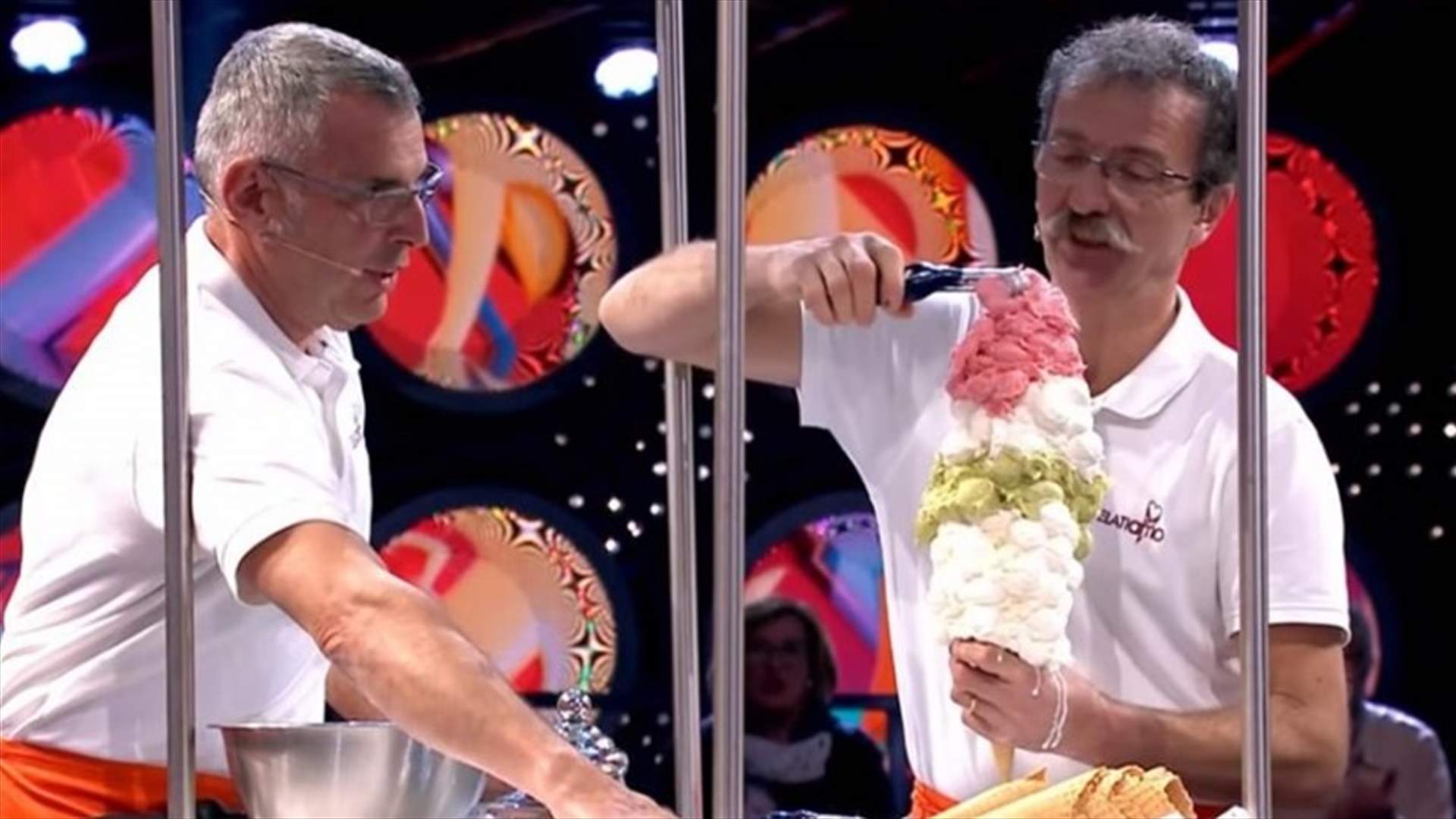 "قرن آيس كريم" يدخل غينيس... رجل يسكب 125 مغرفة من البوظة على بسكويت واحدة (فيديو)