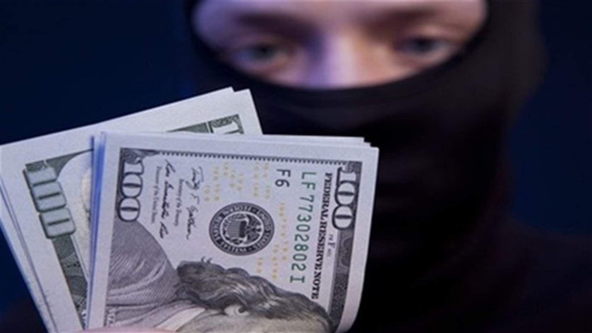 على طريق الحلانية... مسلحون سلبوا محامية سيارتها وهاتفها وأموالها