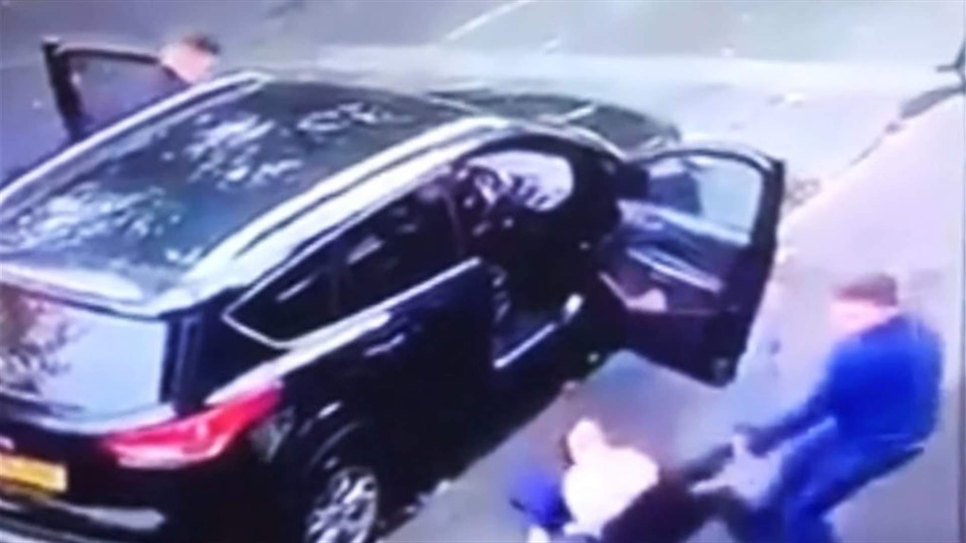 فيديو لسرقة في وضح النهار... سحبا سيدة من سيارتها وقاداها مع 3 طفلات في المقعد الخلفي!