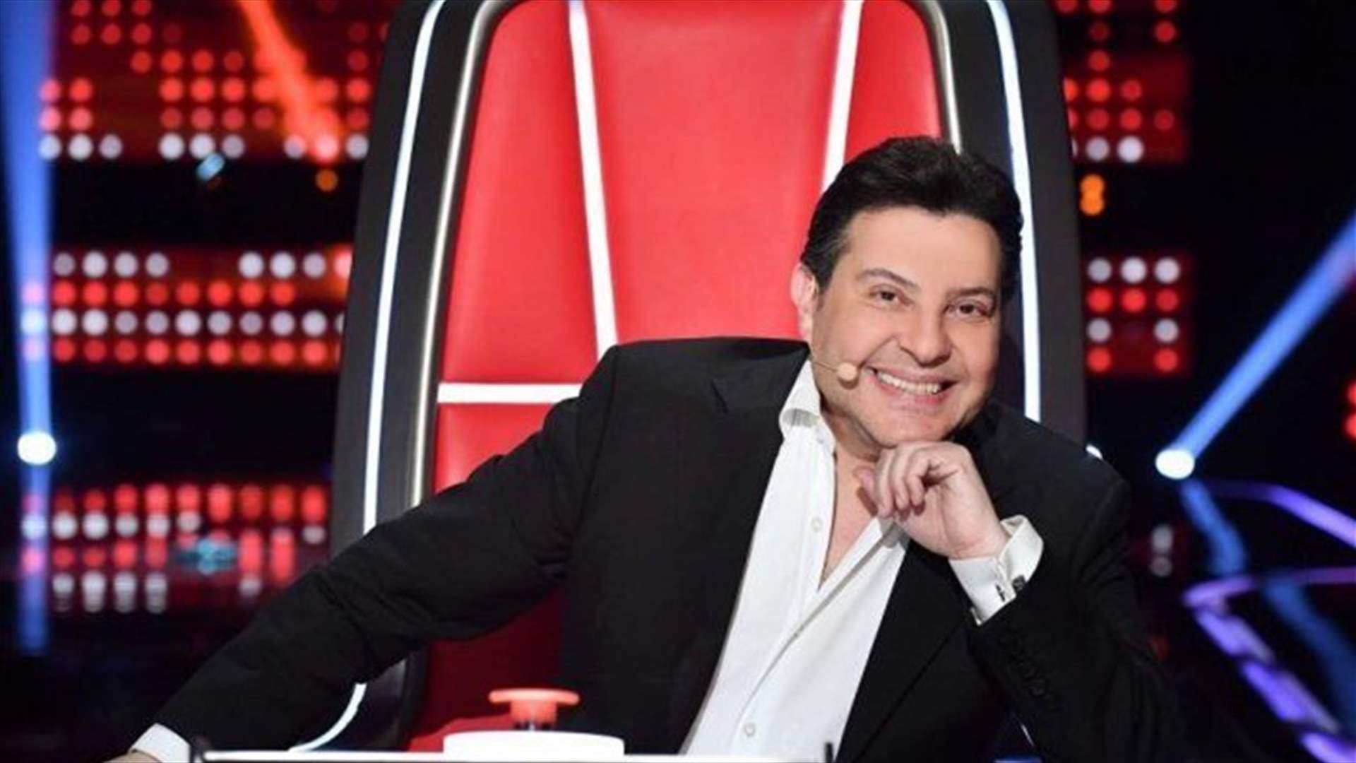 شاهدوا زوجة هاني شاكر.. هكذا رافقته في كواليس The Voice Senior