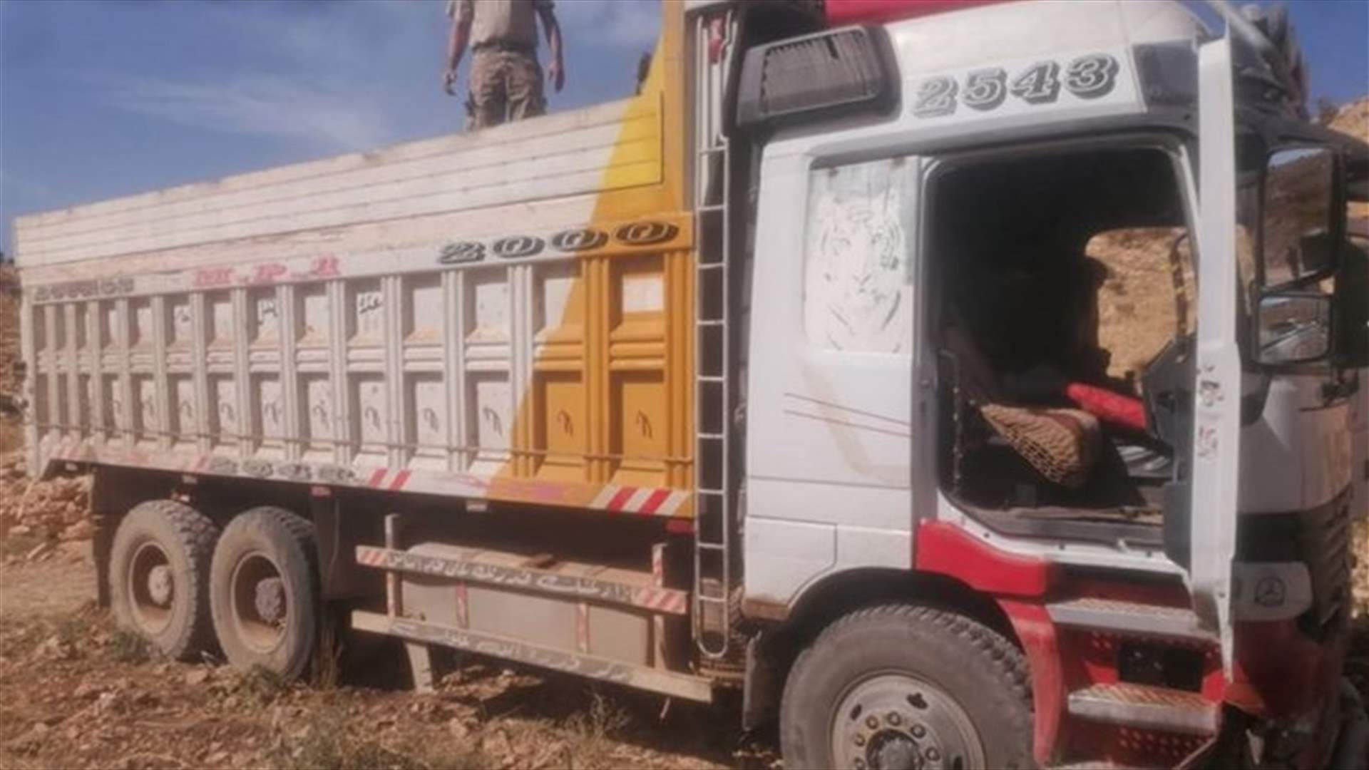 الجيش يحبط عملية تهريب لمادة البنزين... ويوقف شخصين (صور)