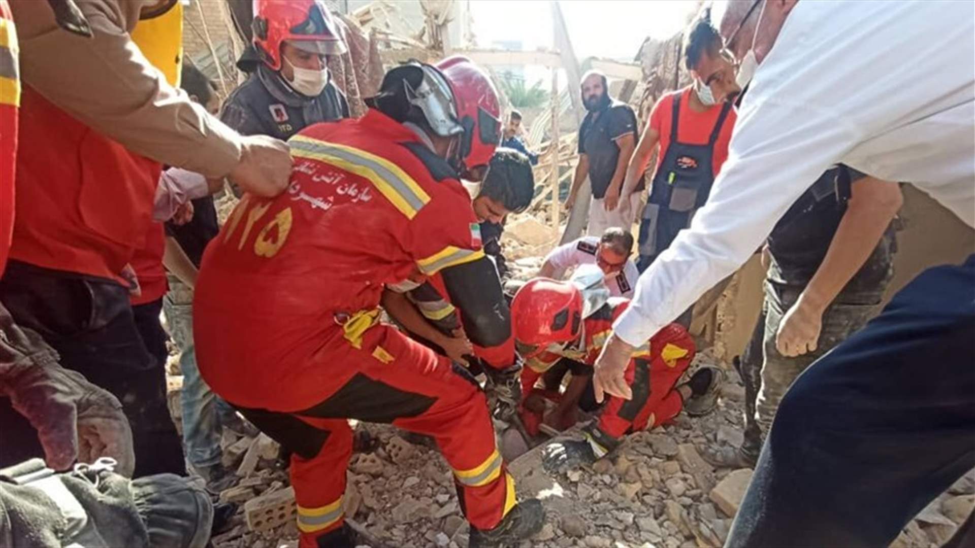 انفجار يسوي مبنى بالأرض في جنوب غربي إيران... ومقتل شخصين على الاقل (فيديو)
