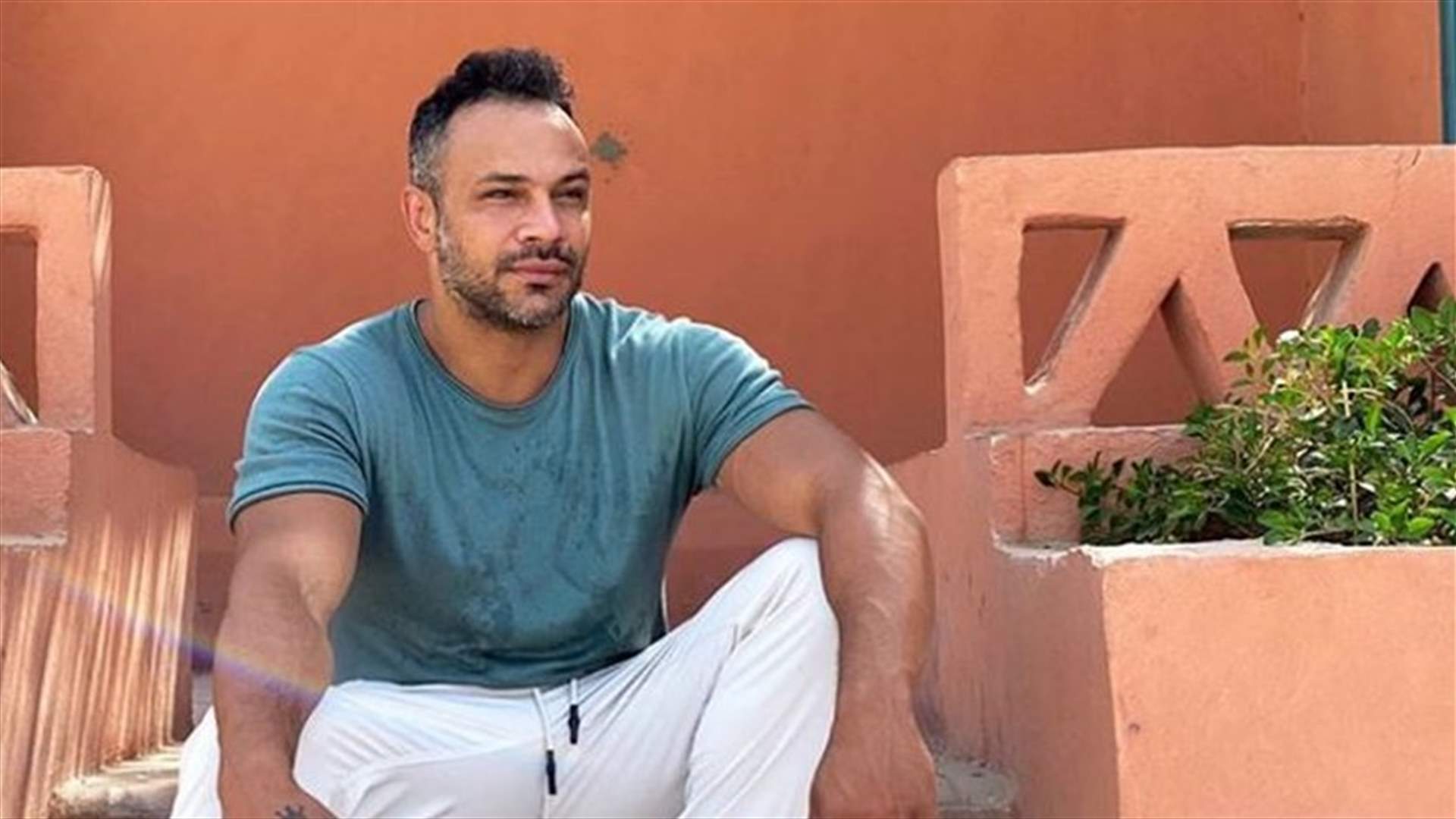محمد عطية ينشر صور حبيبته للمرة الأولى والشيب يغزو شعره