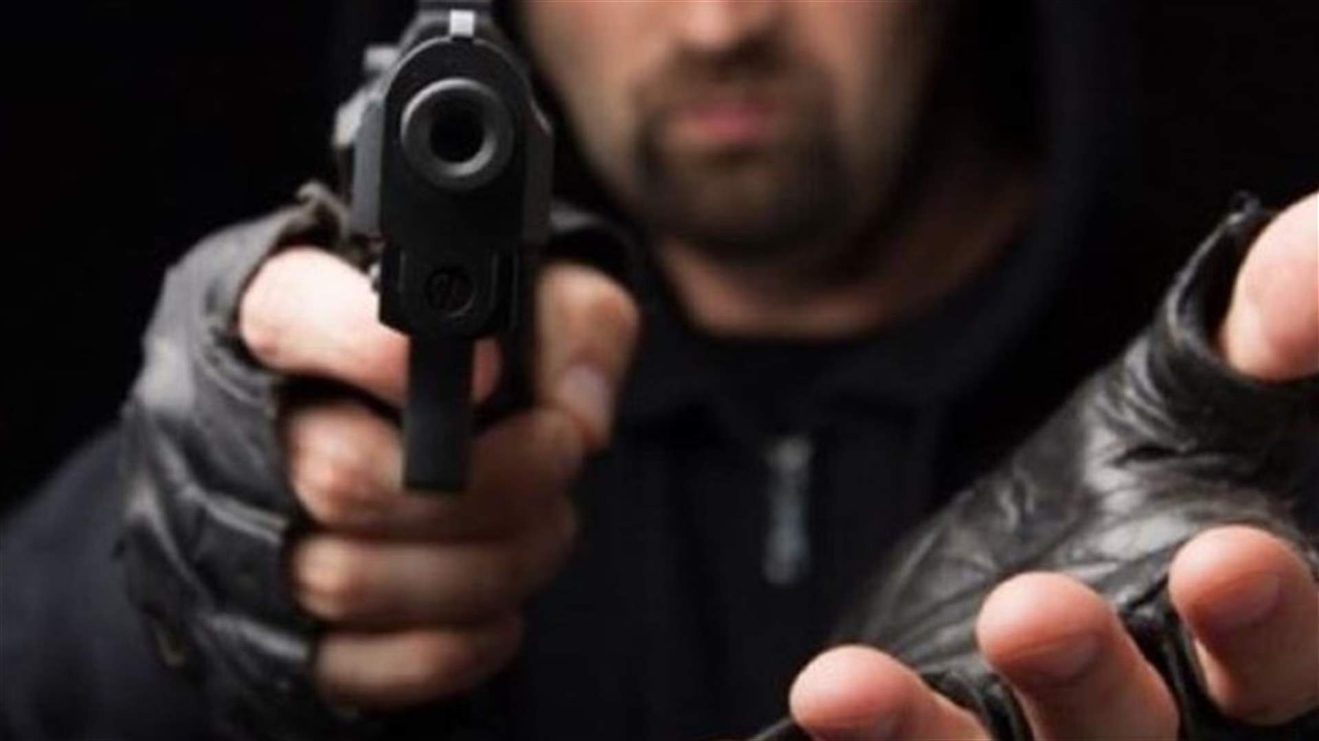 سلب سيارة بقوة السلاح على طريق عام رياق بعلبك