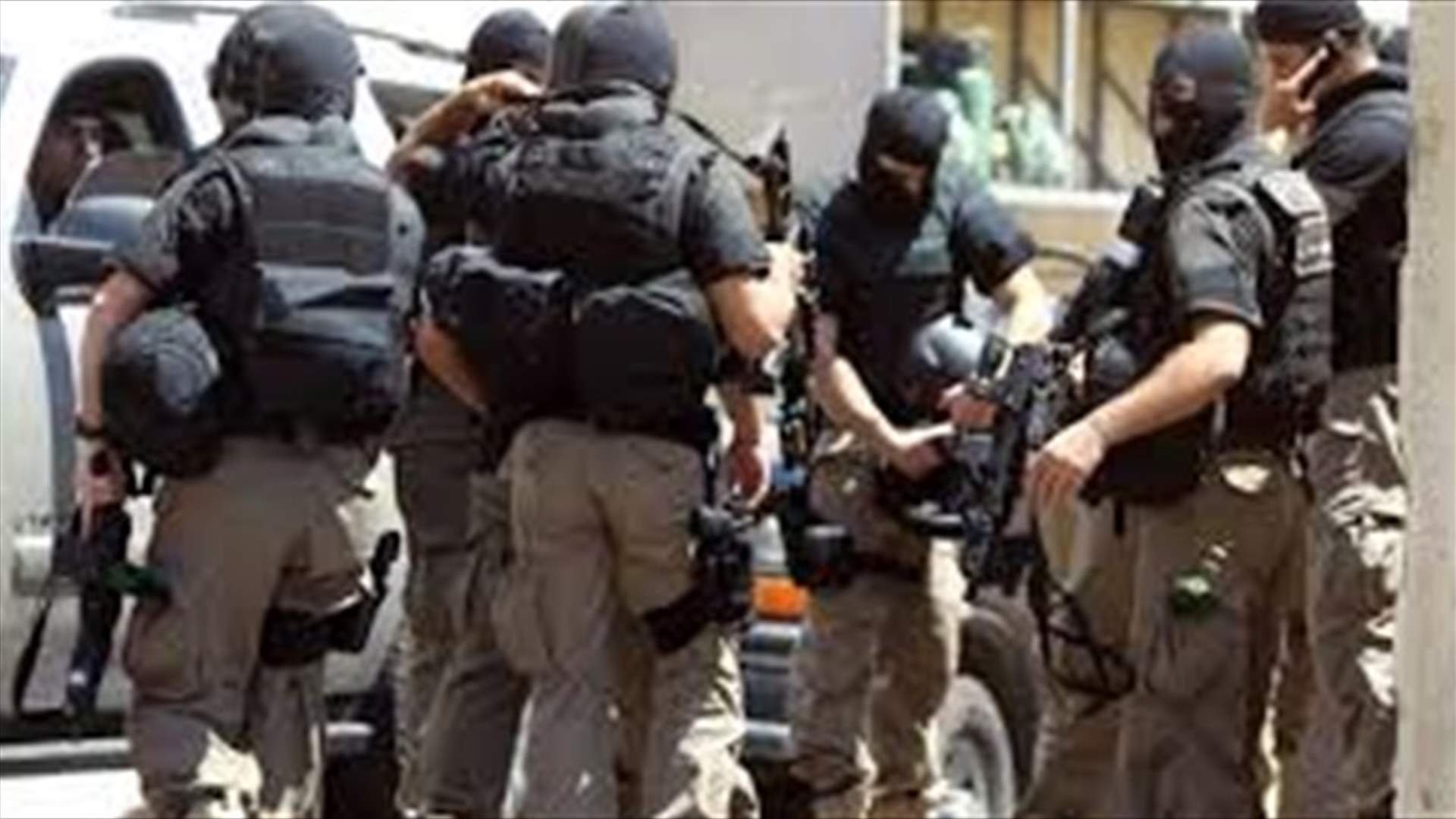 مداهمة لقوى الأمن في بلدة الخضر... وتوقيف 3 مطلوبين أصيب أحدهم لمحاولته القاء قنبلة