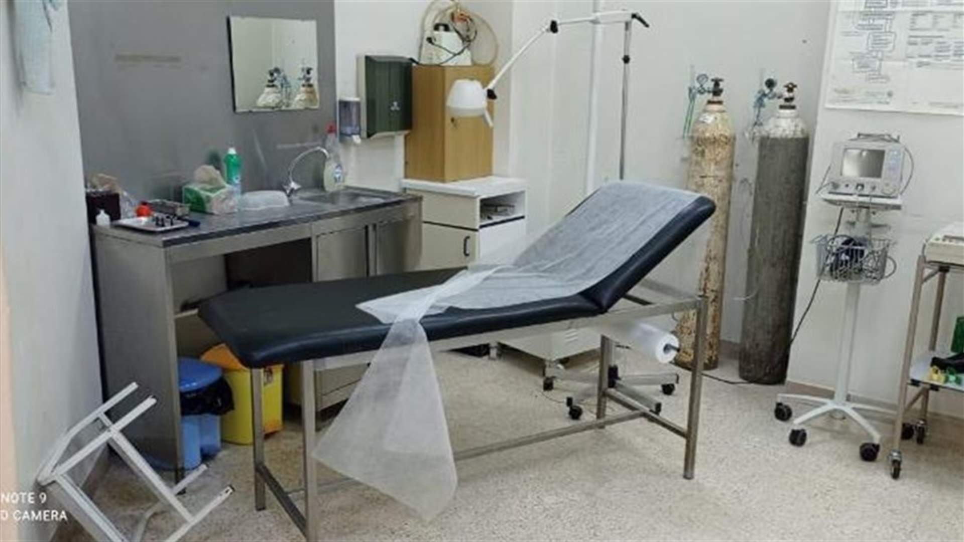 تعرضوا بالضرب والاهانة لطبيب بعدما طلب منهم وضع الكمامة... هذا ما جرى في إحدى عيادات مستشفى قرطبا