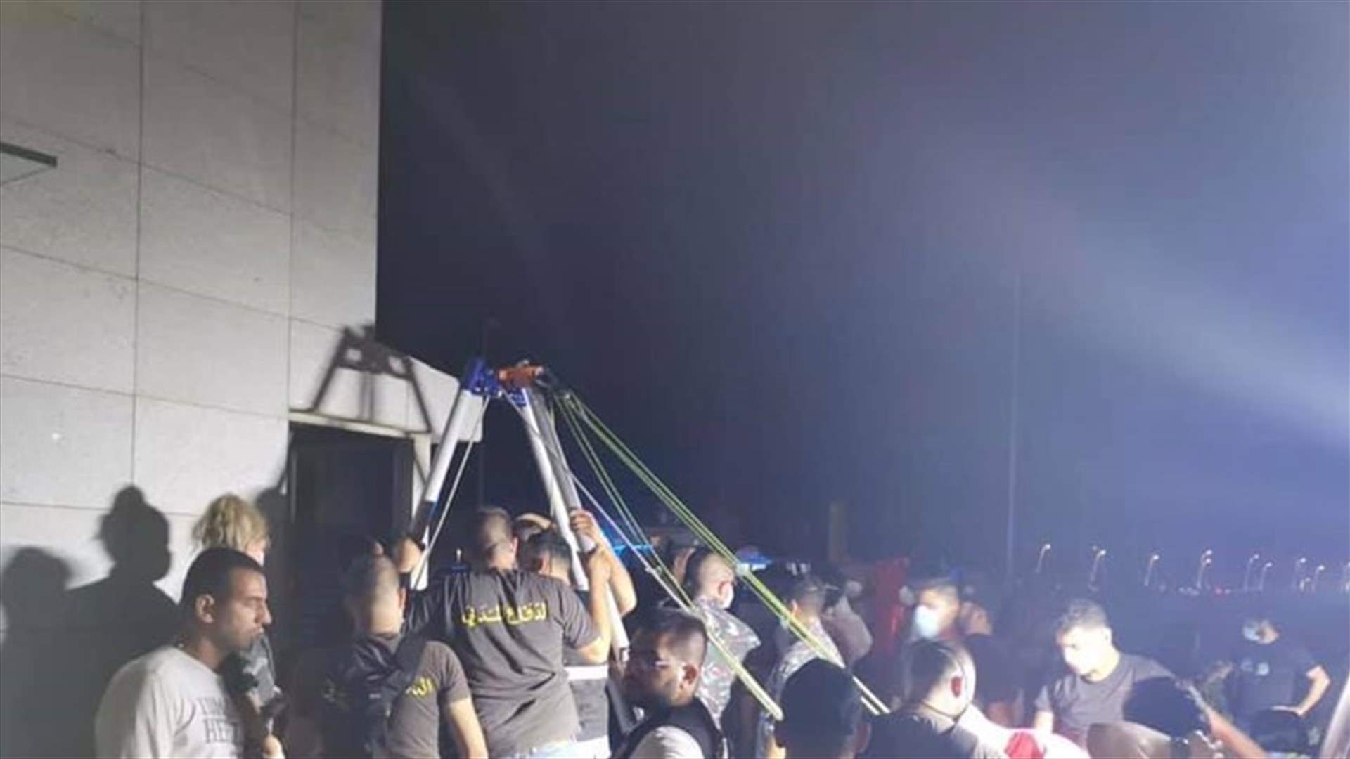 سقط في حفرةٍ عن علو 6 امتار في السان جورج... والدفاع المدني تحرك