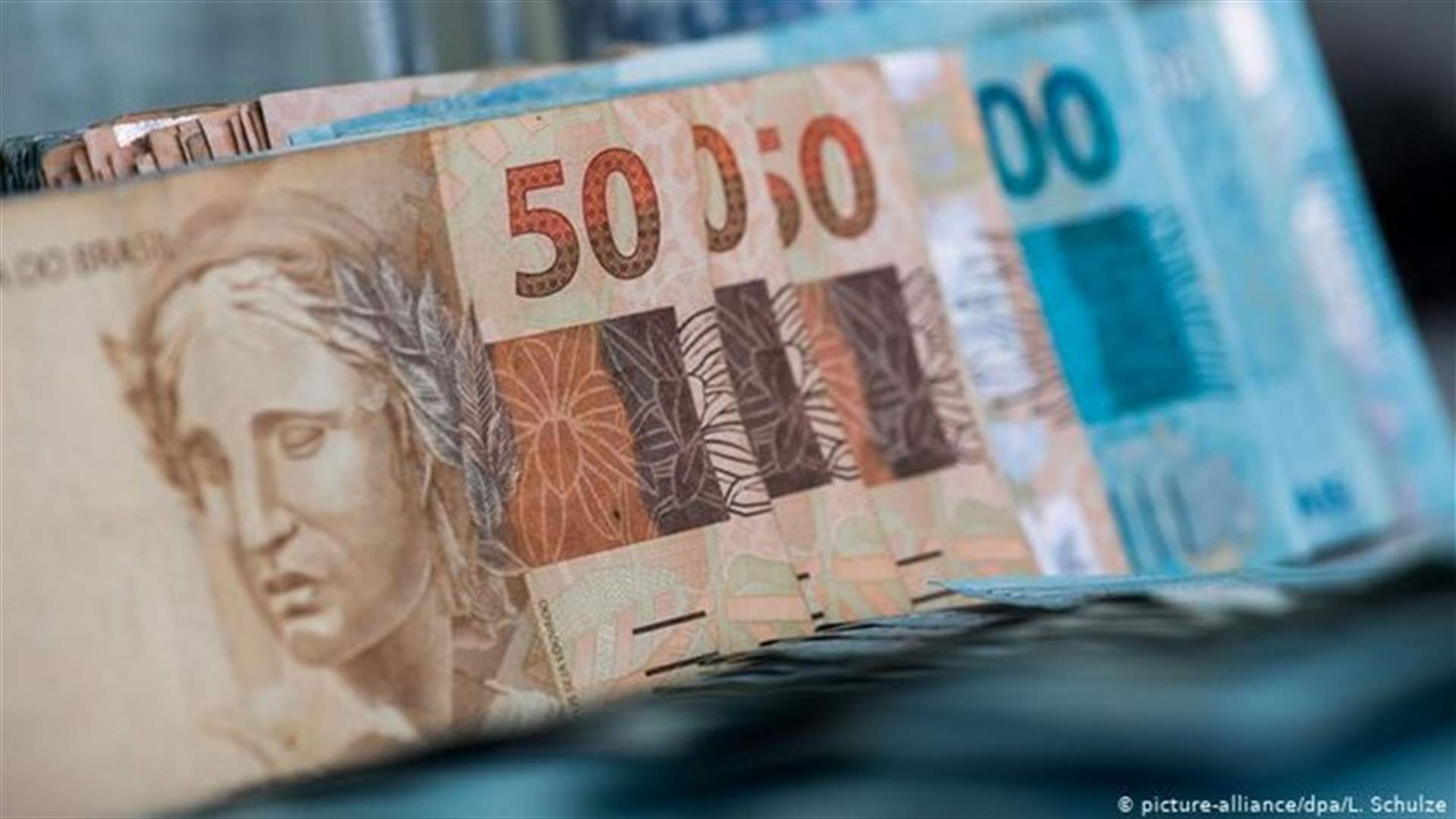 إقالة سياسي برازيلي اتهم باختلاس مبالغ مالية قام بتخبئتها في مكانٍ غريبٍ بجسمه