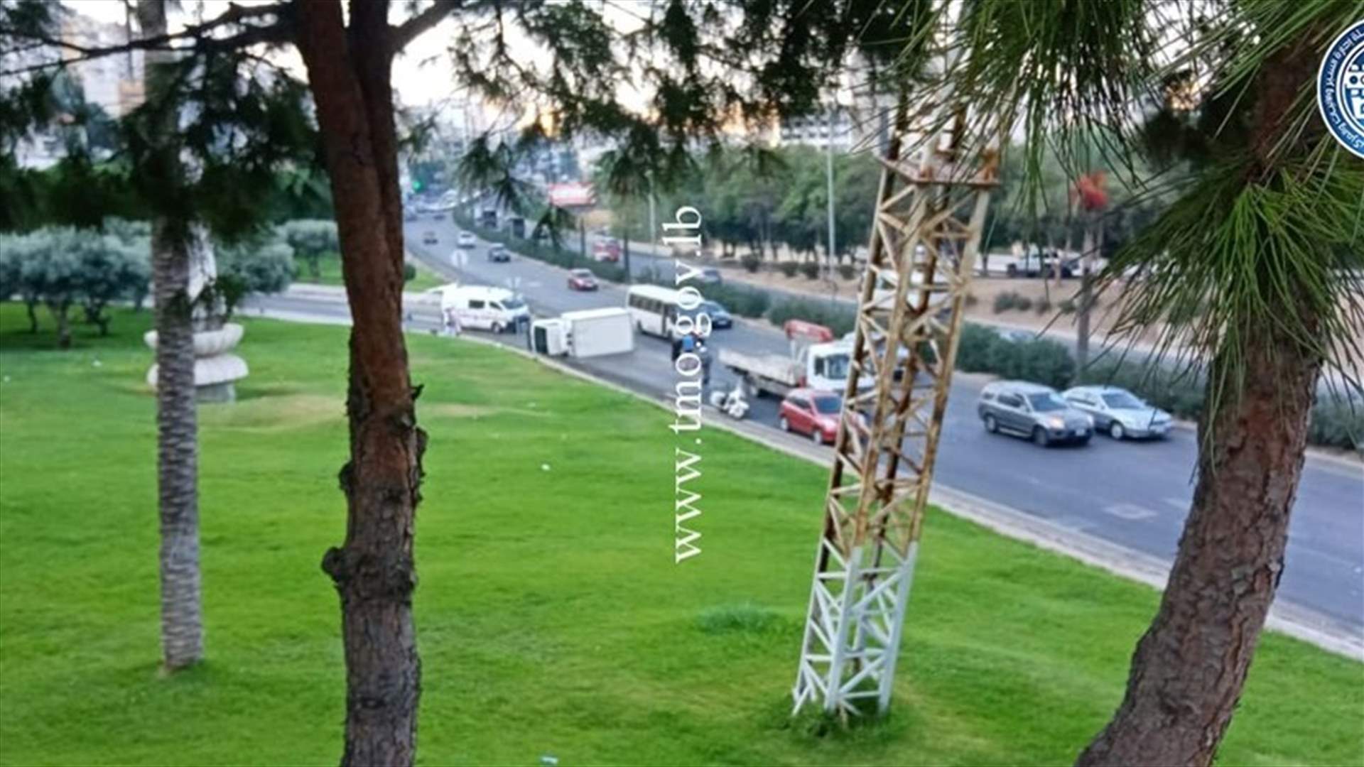التحكم المروري: جريح نتيجة انقلاب بيك آب آخر نزلة جسر فؤاد شهاب جونية باتجاه المسلك الشرقي