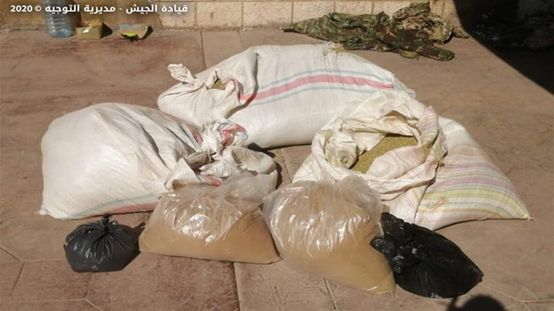 توقيف شخصين وضبط كمية من المخدرات (صور)