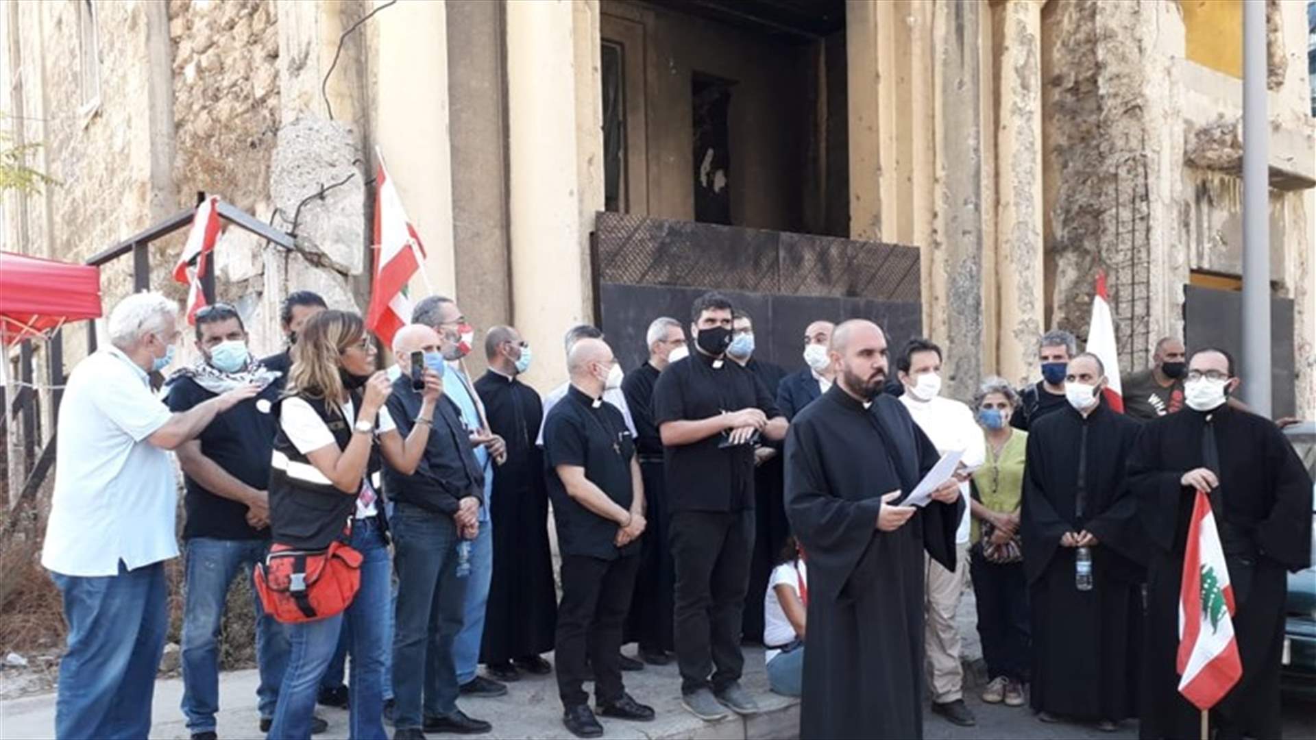 كهنة ورهبان وراهبات نصبوا خيمة اعتصام في ساحة كنيسة مار منصور المهدمة....