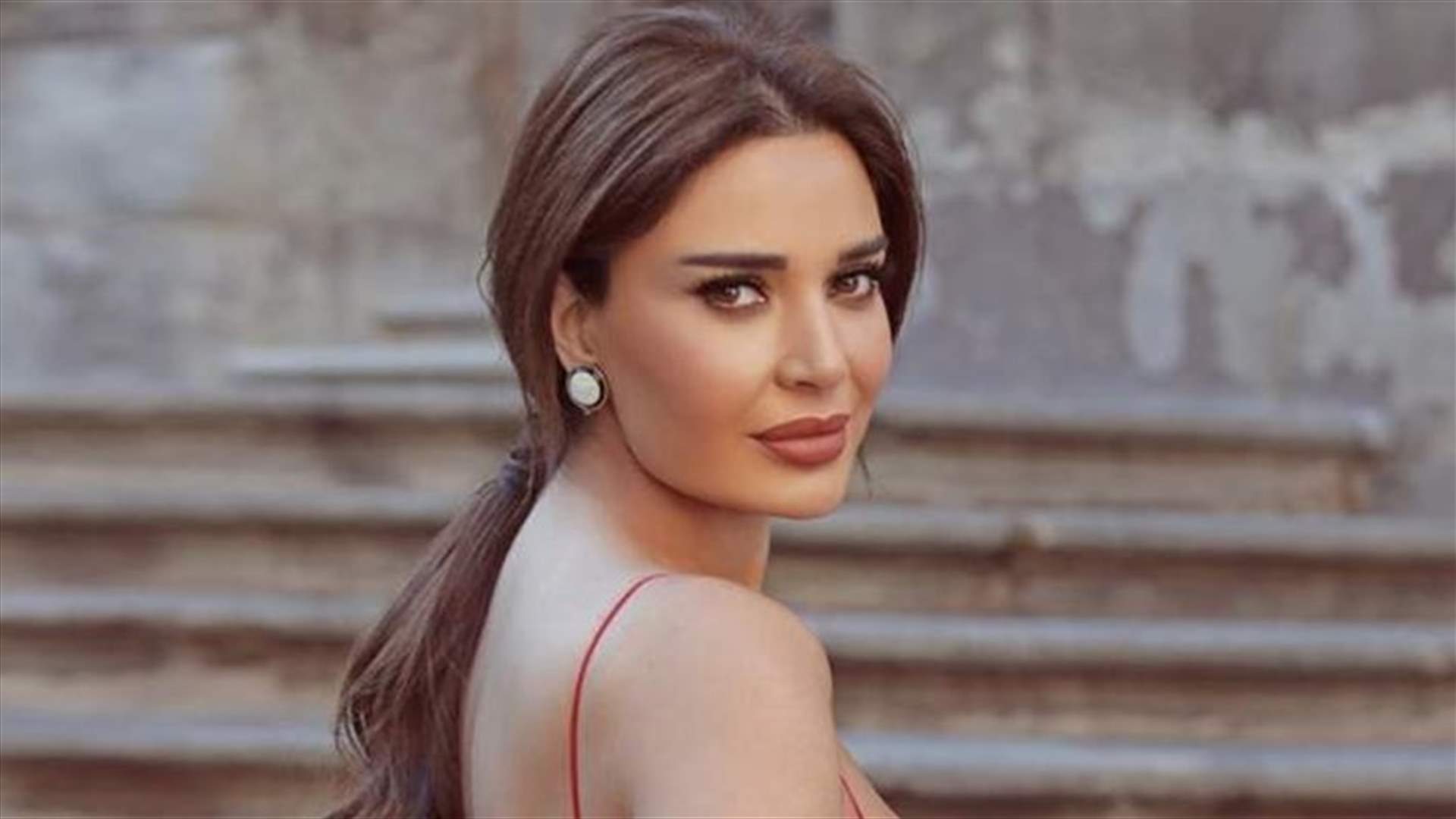 مواطن في الشارع يؤثر في سيرين عبد النور... وهكذا علقت على الثورة
