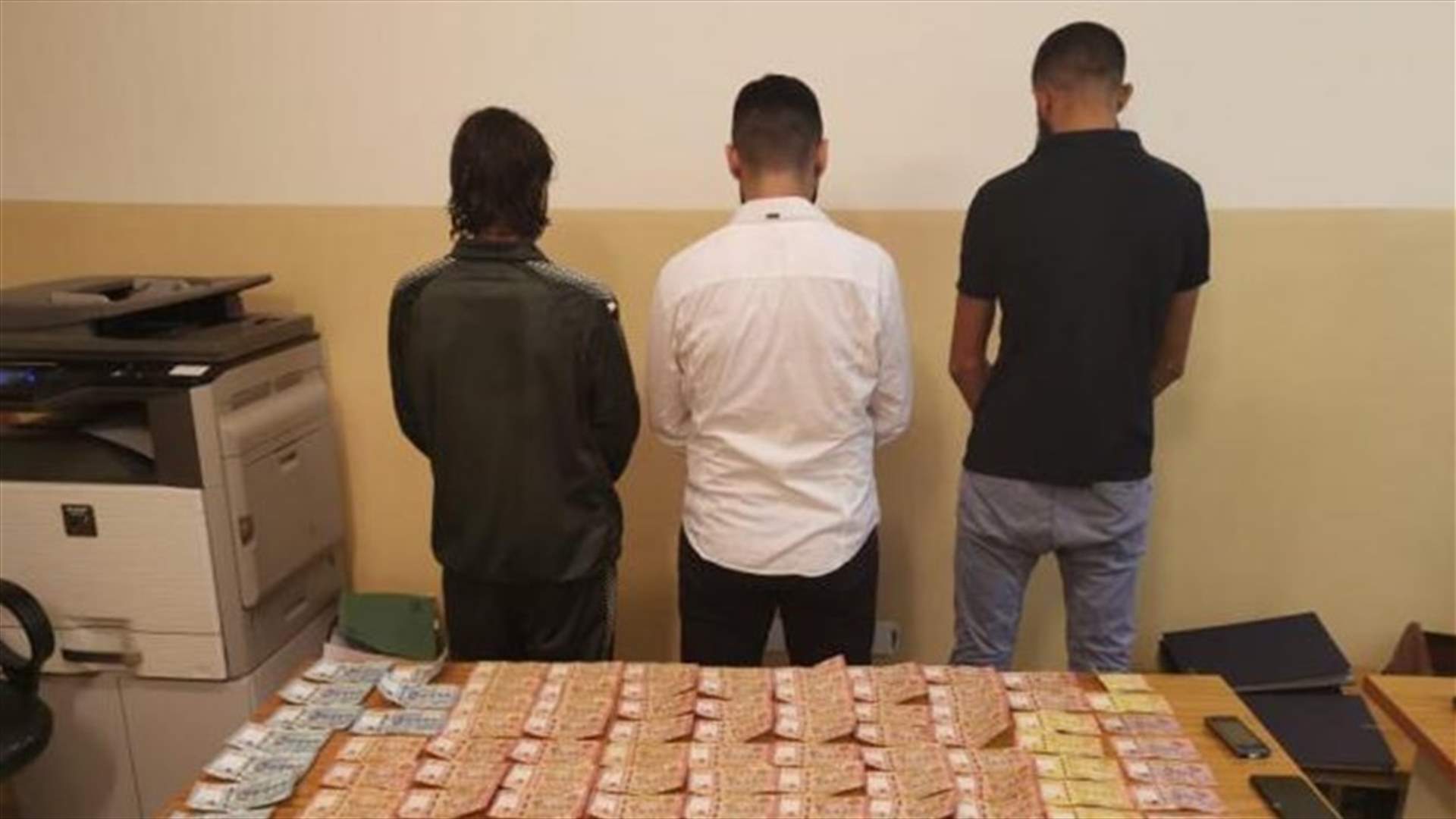 اعترضوا موظفاً وسلبوه مبلغاً من المال بعدما طعنوه بسكين... وشعبة المعلومات تكشف هوياتهم وتوقفهم