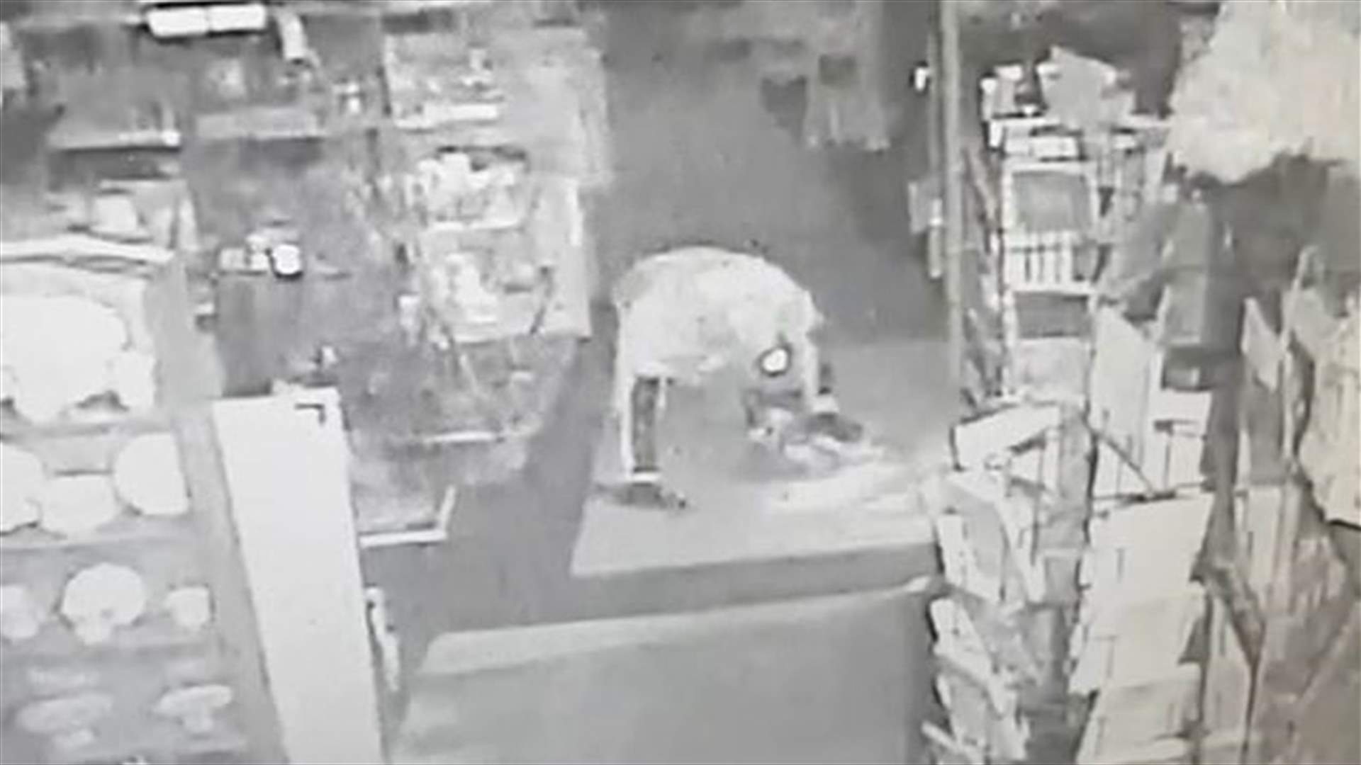 فيديو للص يزحف داخل متجر قبل أن يسرق مجوهرات باهظة الثمن!