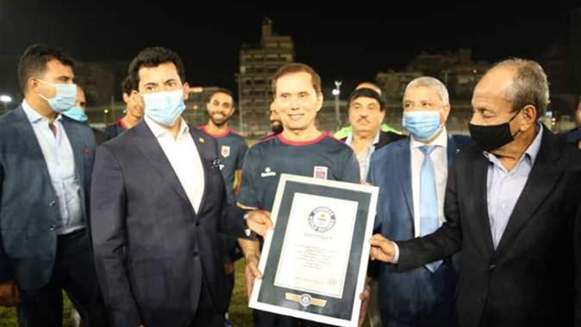 مصري يحطم الرقم القياسي لأكبر لاعب كرة قدم محترف في العالم