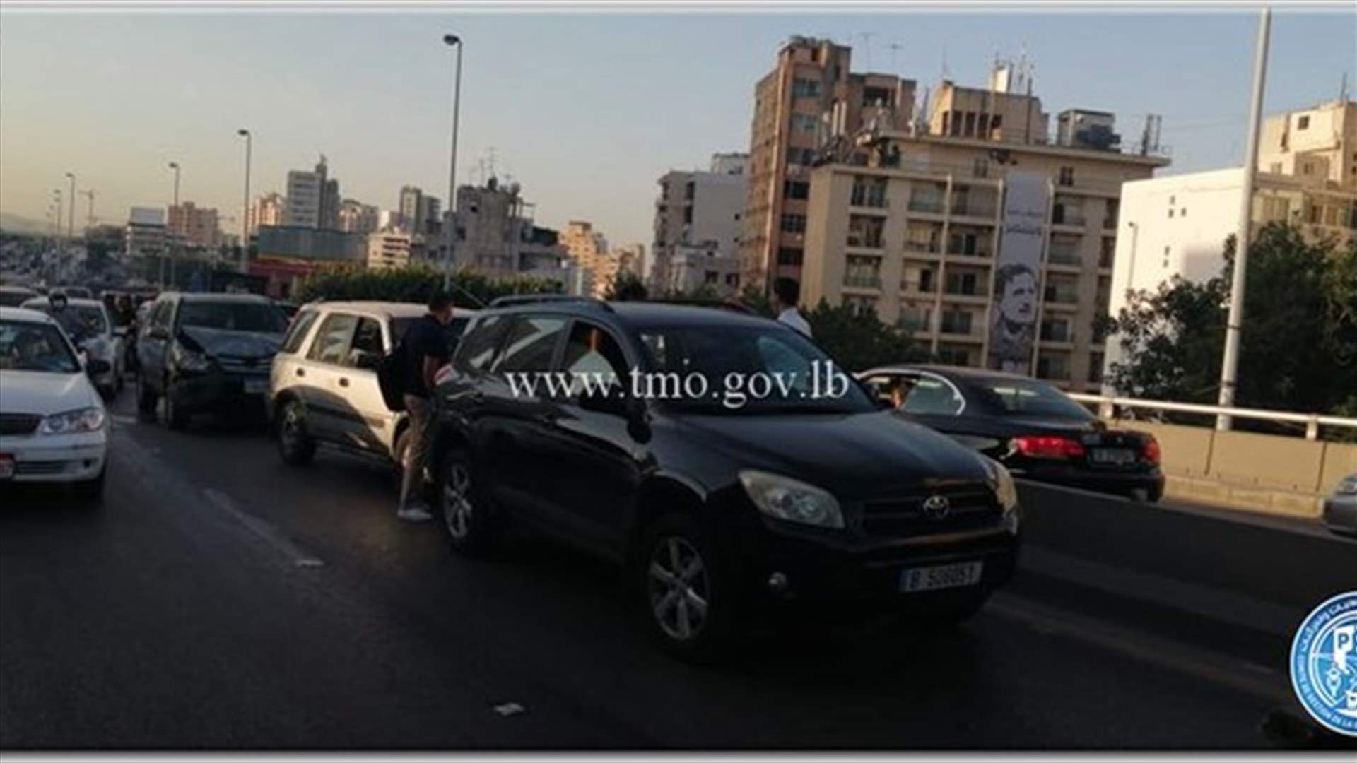 التحكم المروري: جريح نتيجة تصادم بين 3 مركبات على جسر الكولا باتجاه نفق سليم سلام وحركة المرور كثيفة في المحلة