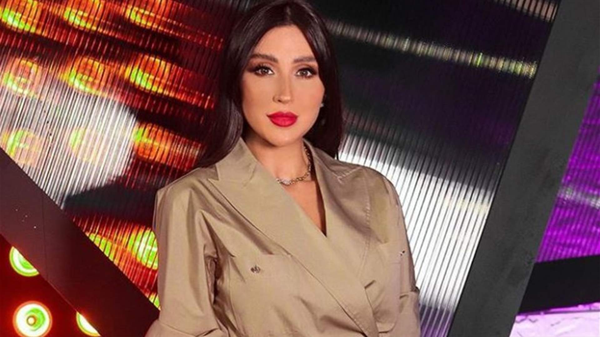 جيسي عبدو تبكي أمام الجمهور.. الرواية الكاملة لوفاة والدها وردّة فعل الناس القاسية عليها