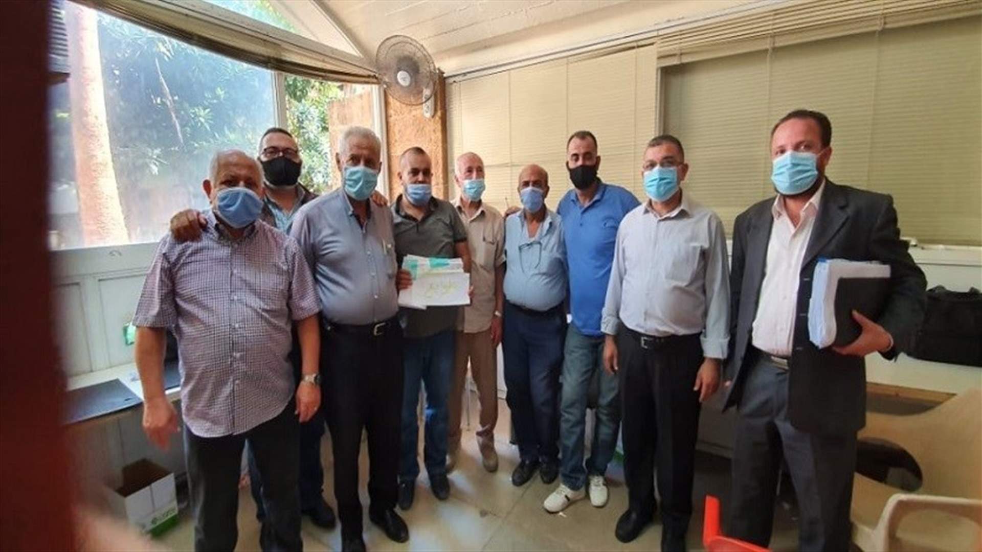وقفة لمختاري صيدا والزهراني في السرايا احتجاجا على فقدان الطوابع