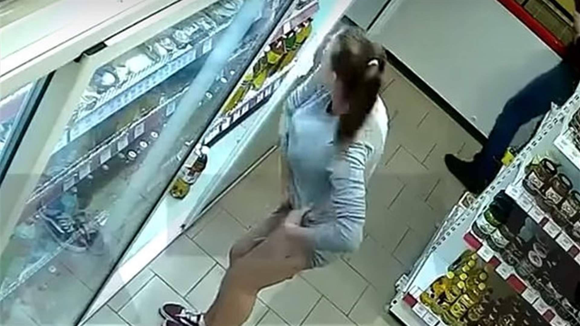 كاميرات المراقبة داخل متجر تفضح سيدة... وضعت الأغراض في ملابسها الداخلية! (فيديو)