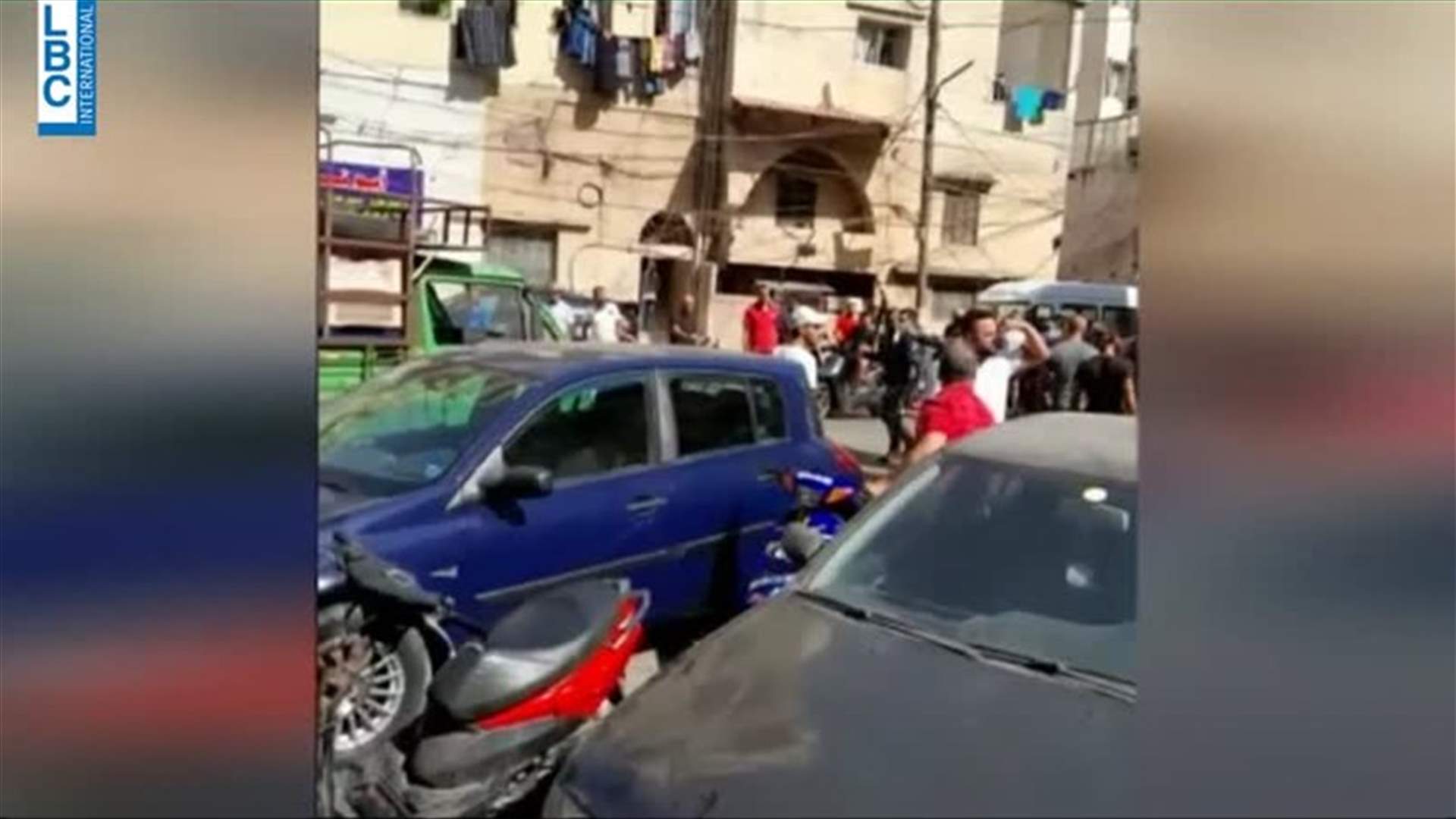 سكان يحاولون منع ازالة مخالفة بناء في حي الرملة في الميناء.. والدورية تطلق النار في الهواء لتفريقهم