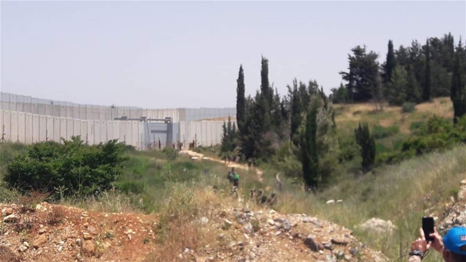 دبابتان إسرائيليتان تجتازان السياج التقني في خلة المحافر - خراج بلدة عديسة